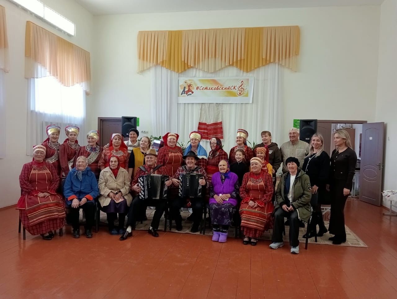 В Сетяково народными песнями и плясками открыли новый клубный творческий сезон