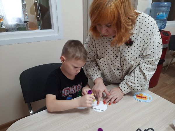 Юные мастера из приюта «Камские зори» создали открытки ко Дню пожилого человека