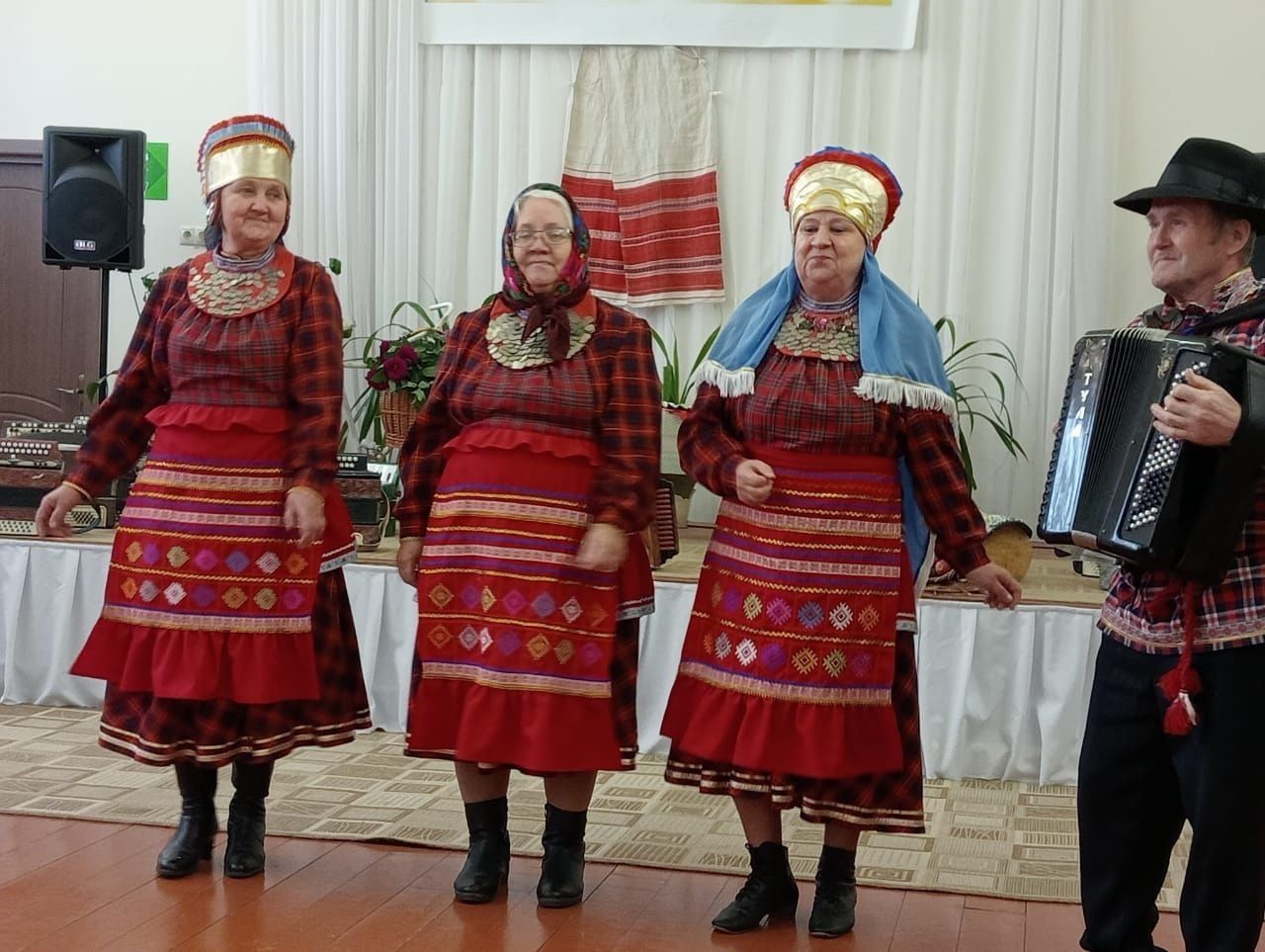 В Сетяково народными песнями и плясками открыли новый клубный творческий сезон
