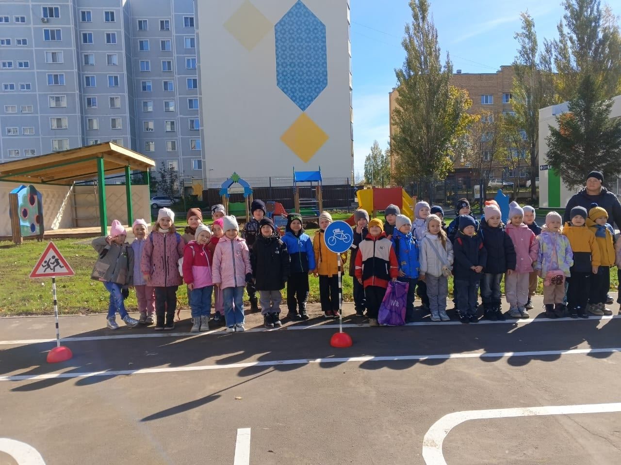 Урок безопасности на практике: воспитанники «Золотой рыбки» посетили автогородок