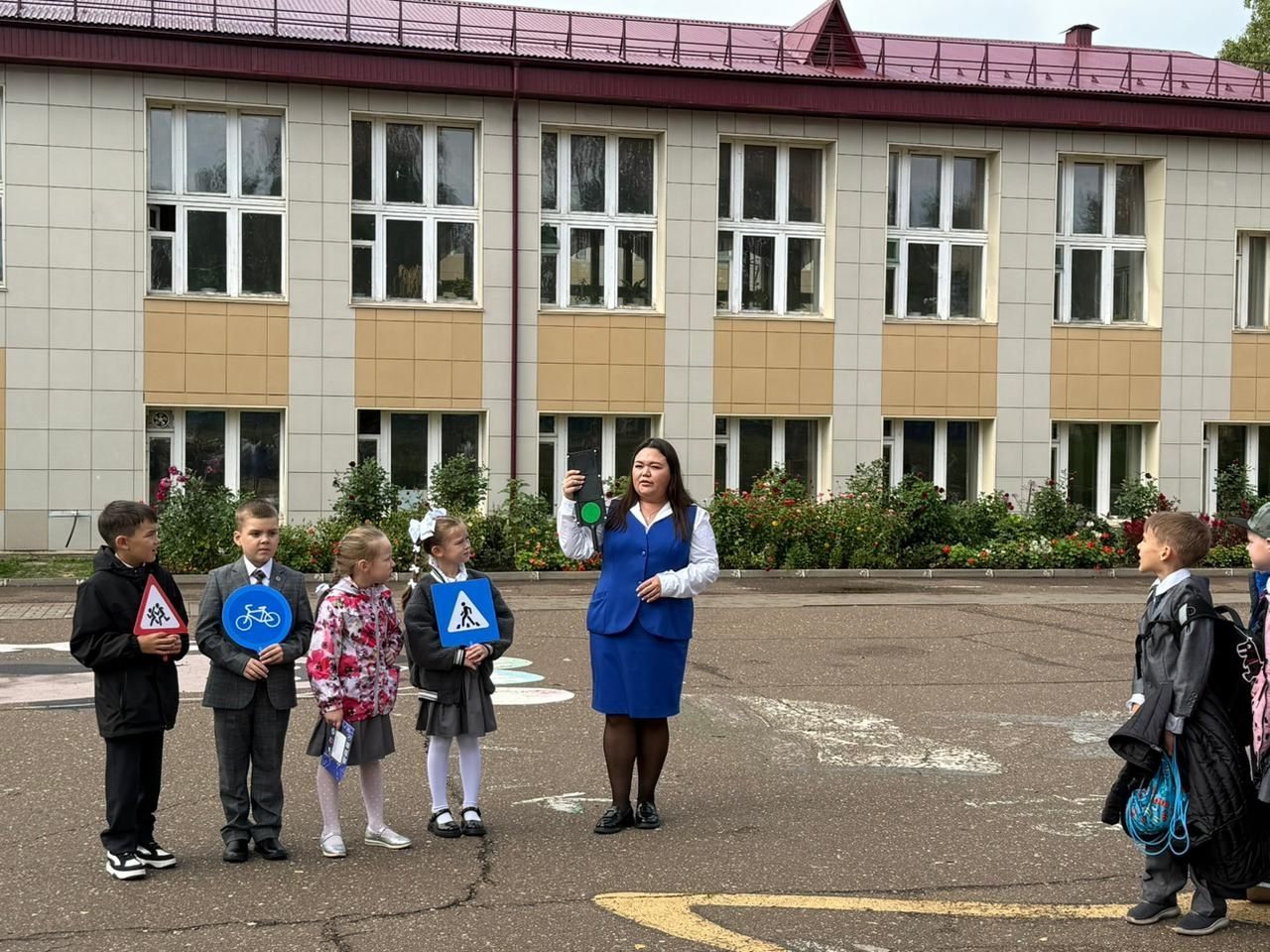 Первоклассники Менделеевска повторили правила дорожного движения