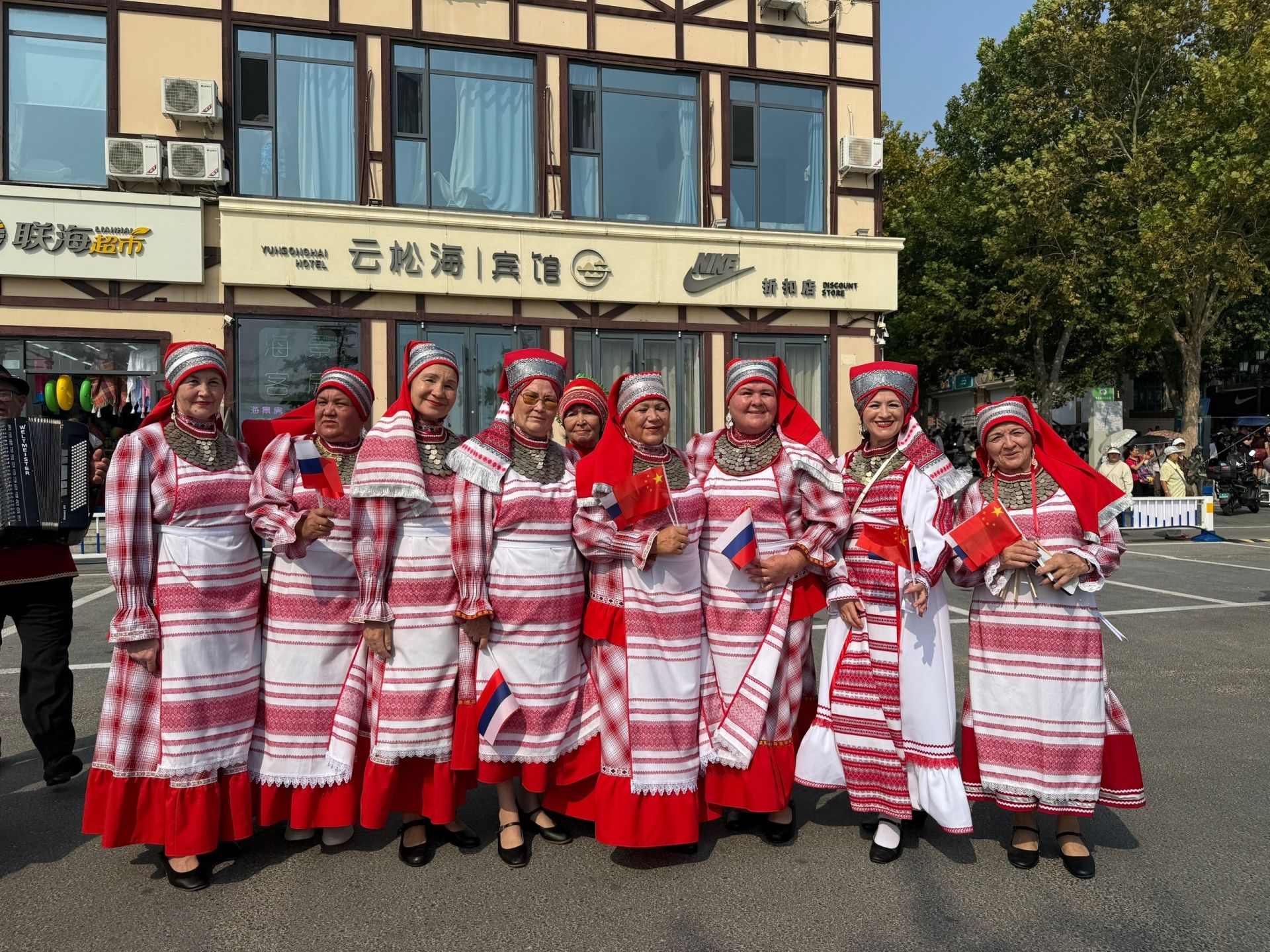 Менделеевские коллективы выступают на международном фестивале «Алтын майдан» в Китае
