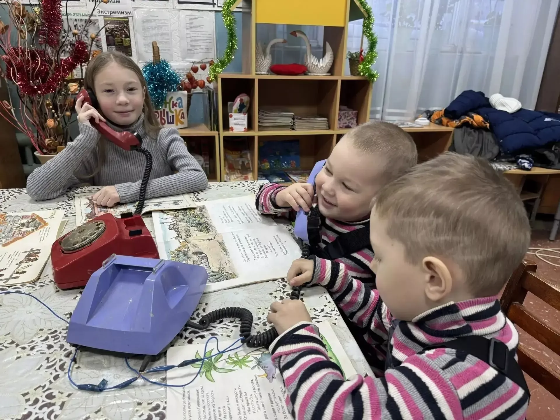 Столетие сказкам Чуковского: в Тойминской библиотеке открыли интерактивную выставку-айстоппер