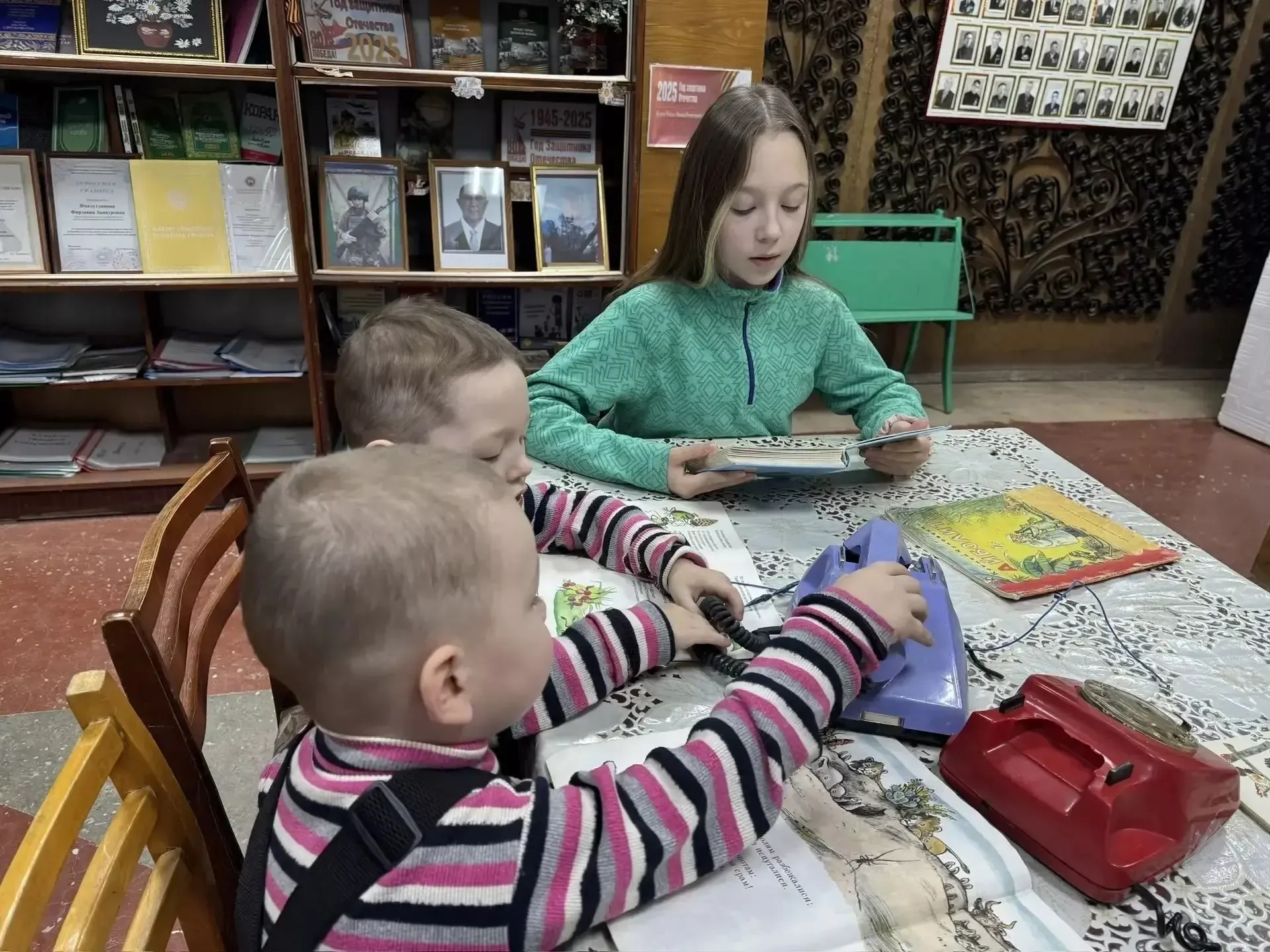 Столетие сказкам Чуковского: в Тойминской библиотеке открыли интерактивную выставку-айстоппер