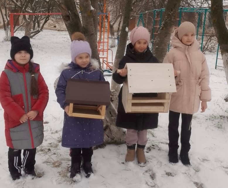 Активисты Сетяковского клуба и Бизякинская школа поддержали акцию «Покормите птиц зимой»