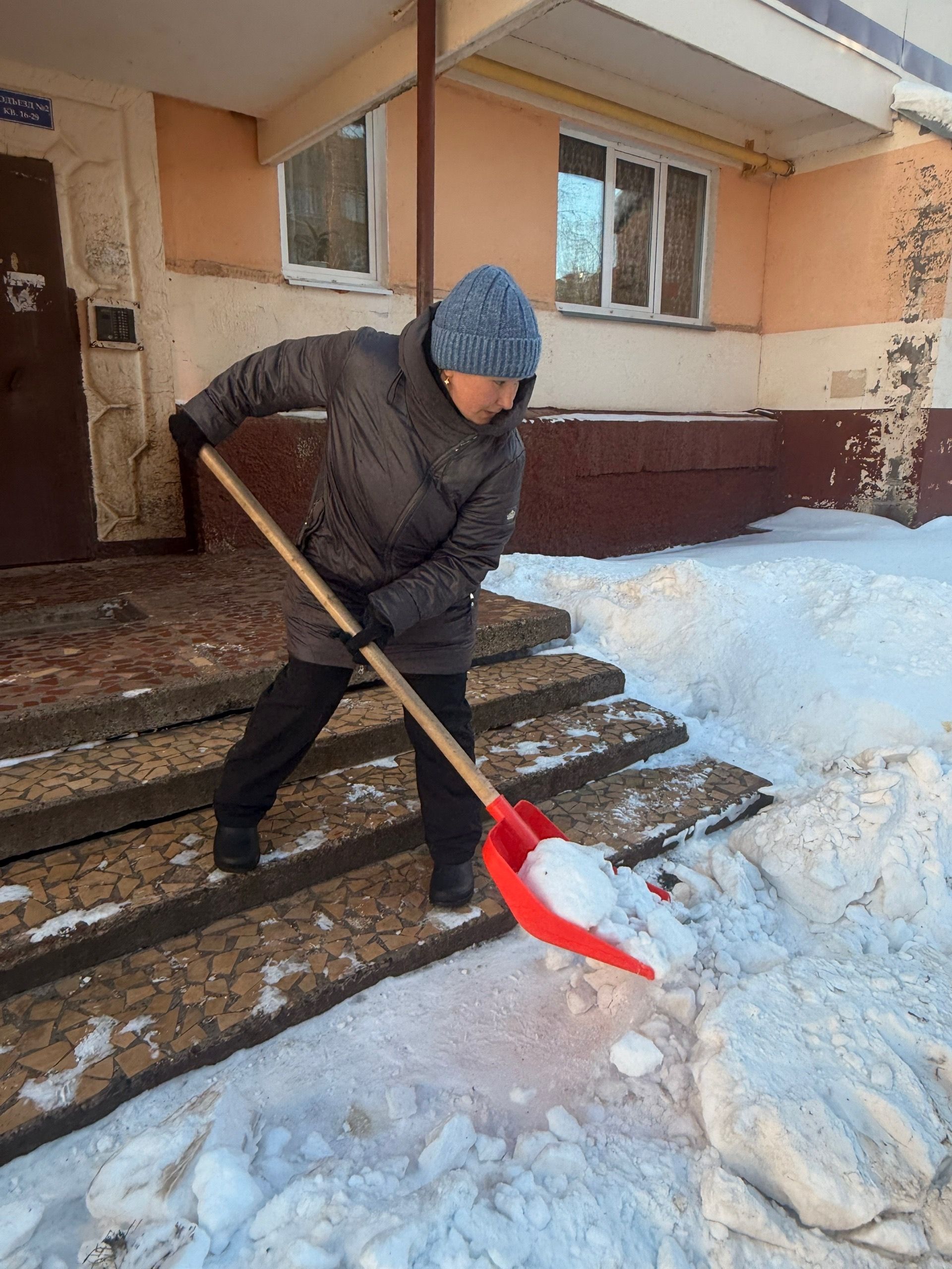 Герои чистых дворов Менделеевска: как Любовь Азина десять лет побеждает снежную стихию