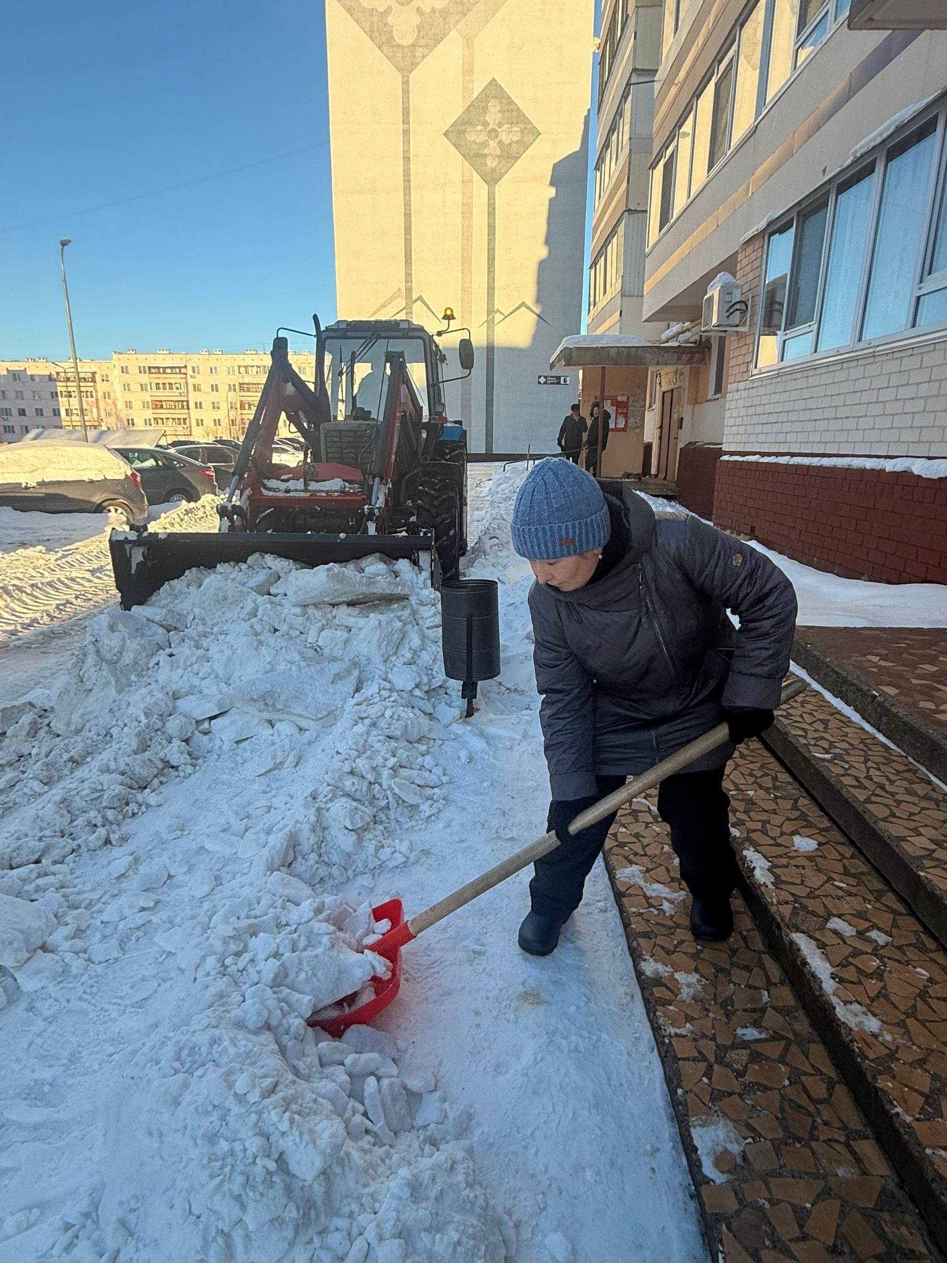 Герои чистых дворов Менделеевска: как Любовь Азина десять лет побеждает снежную стихию