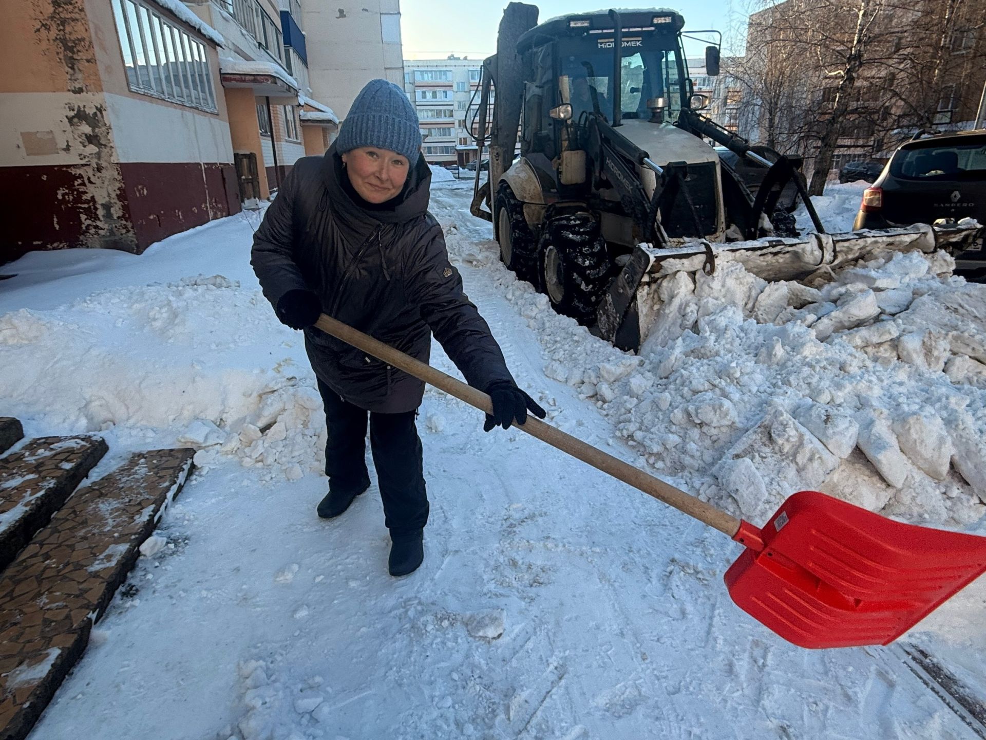 Герои чистых дворов Менделеевска: как Любовь Азина десять лет побеждает снежную стихию