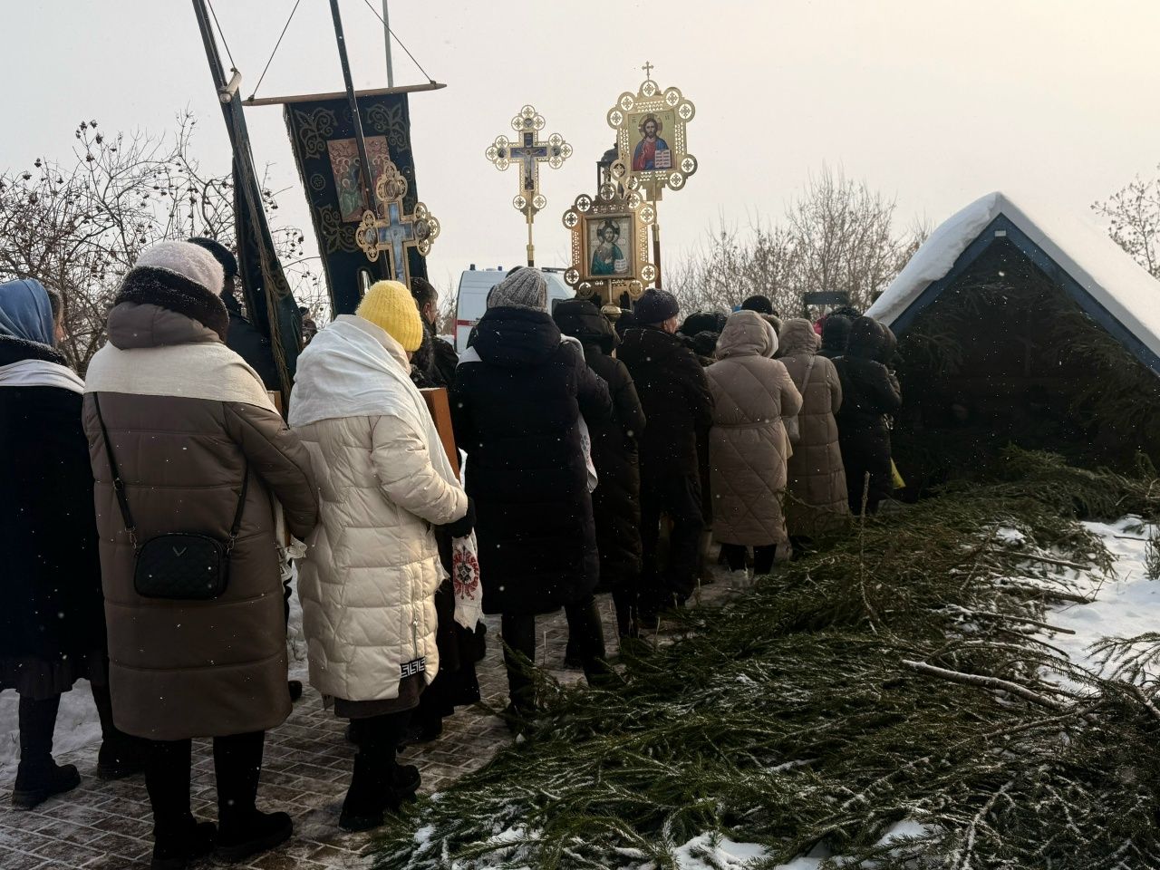 Крещение Господне в Менделеевске: верующие прошли крестным ходом и окунулись в освящённую иордань