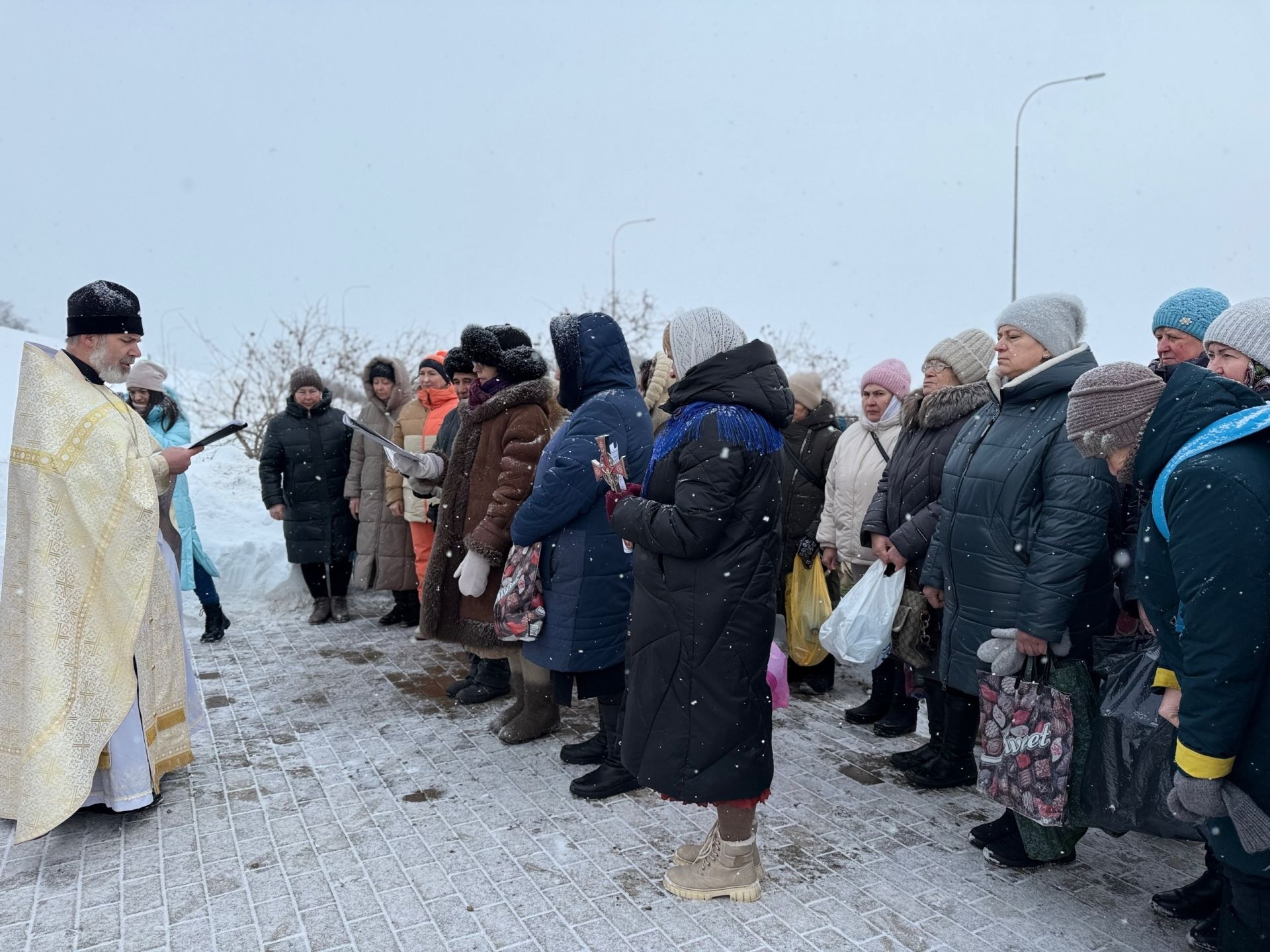 Крещение Господне в Менделеевске: верующие прошли крестным ходом и окунулись в освящённую иордань