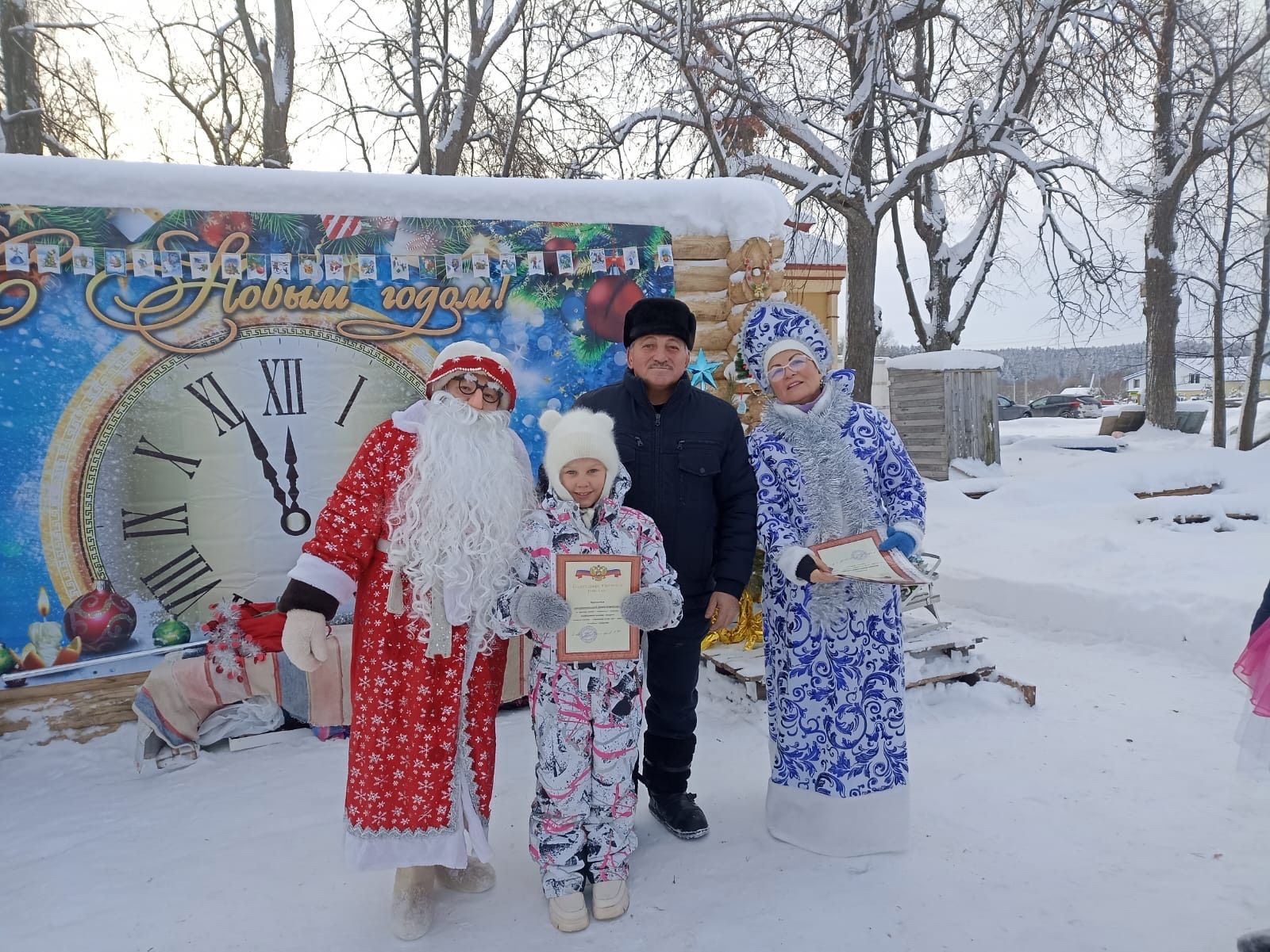 В селе Новый Кокшан зажглись ледяные фонари и ёлка