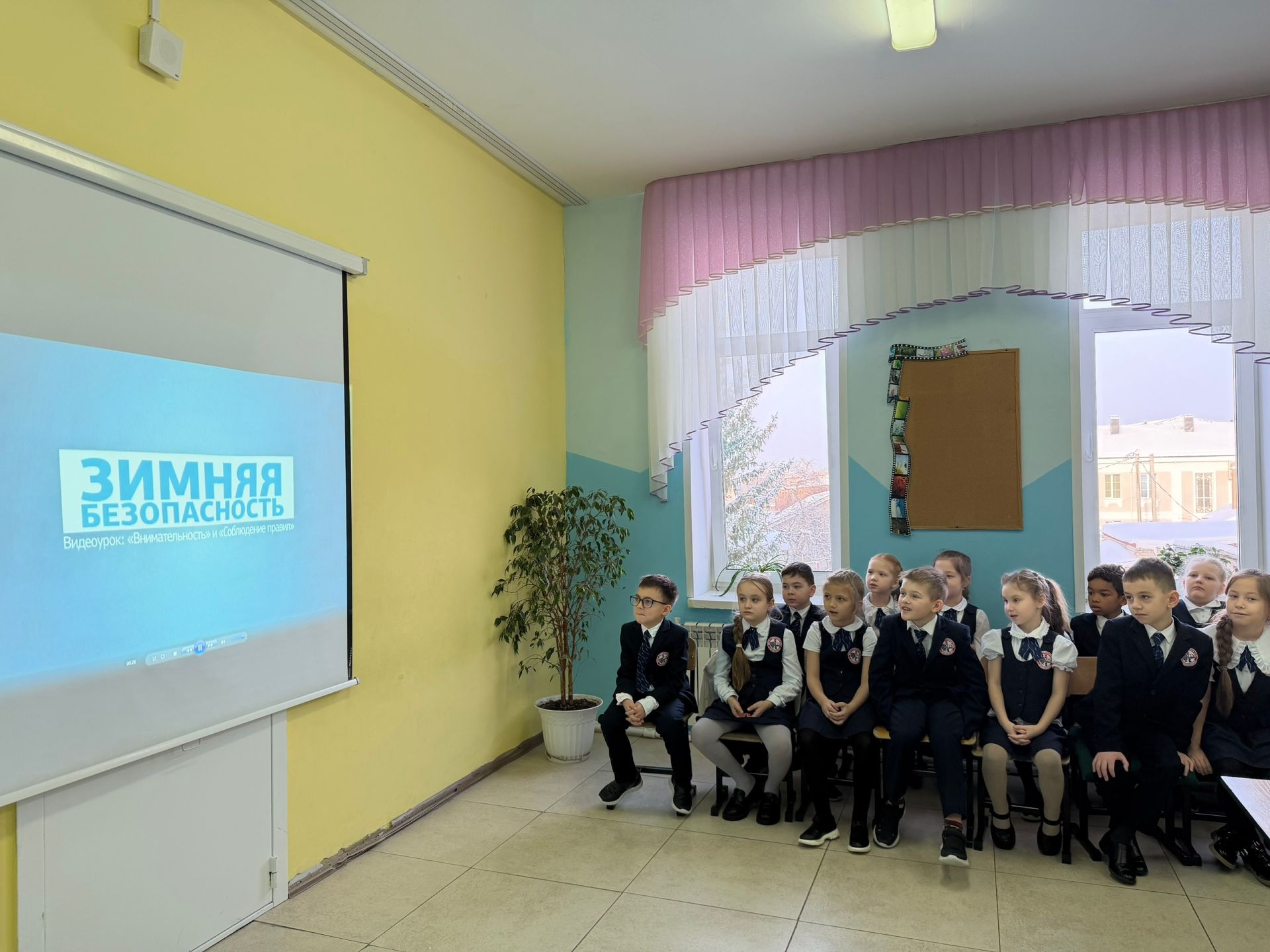 Зимние «дорожные ловушки»: для гимназистов Менделеевска провели урок по безопасности