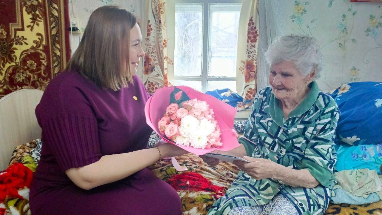 Труженица тыла и ветеран труда Галина Баранова из Менделеевска приняла поздравления с юбилеем