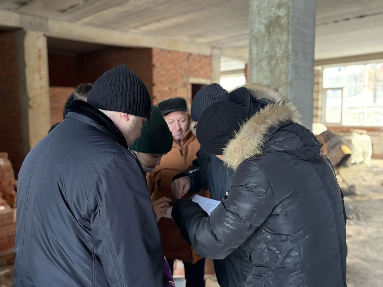 Роберт Искандаров проверил ход строительства мелководного бассейна в Менделеевске