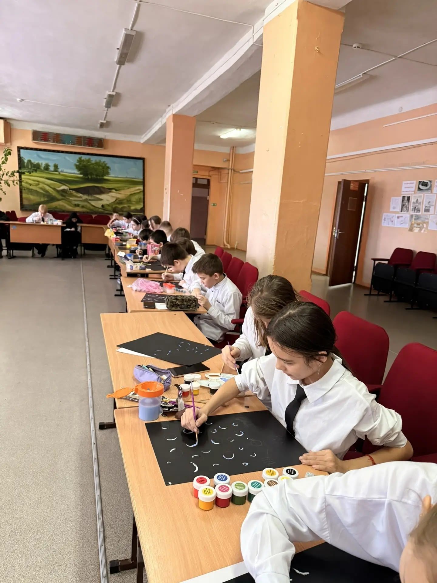 Мыльные пузыри на чёрной бумаге: в менделеевской школе прошёл необычный открытый урок ИЗО