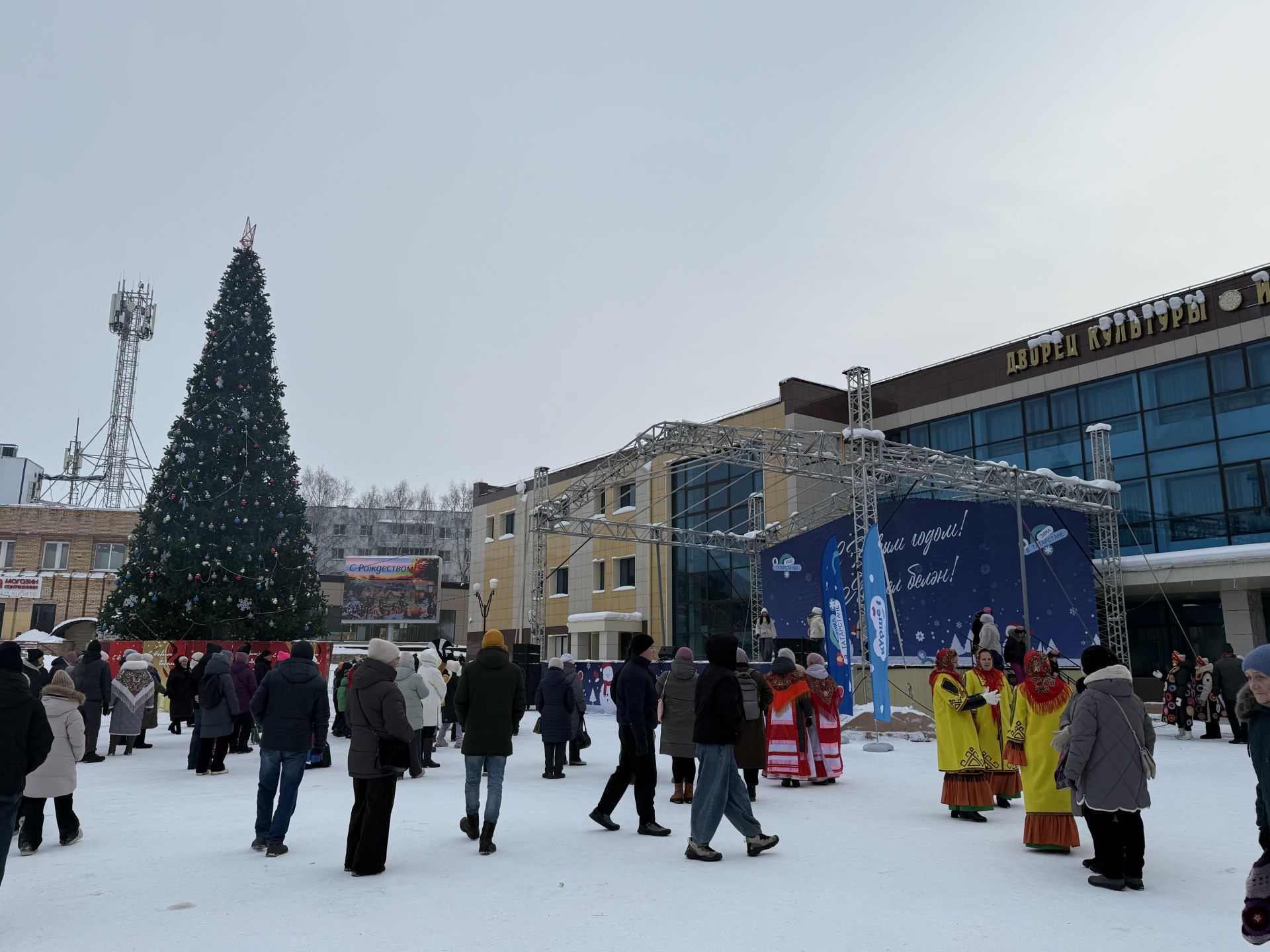 Рождественская ярмарка и праздничный концерт собрали менделеевцев у Дворца культуры