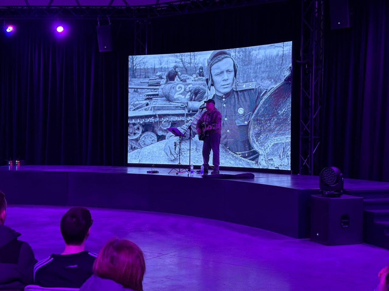 Авторский вечер Дмитрия Лахтина «Океан чувств» прошёл в арт-пространстве «Атмосфера»