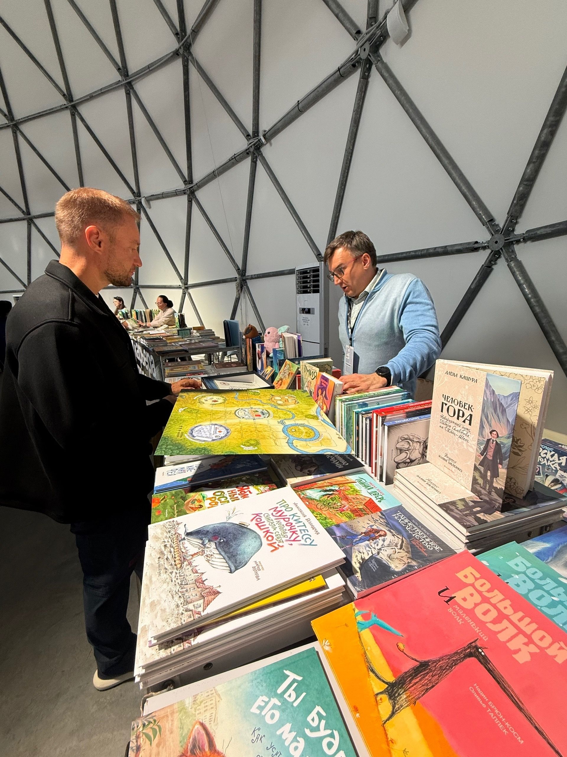 В куполе «Атмосфера» обсудили книгу об истории Менделеевска