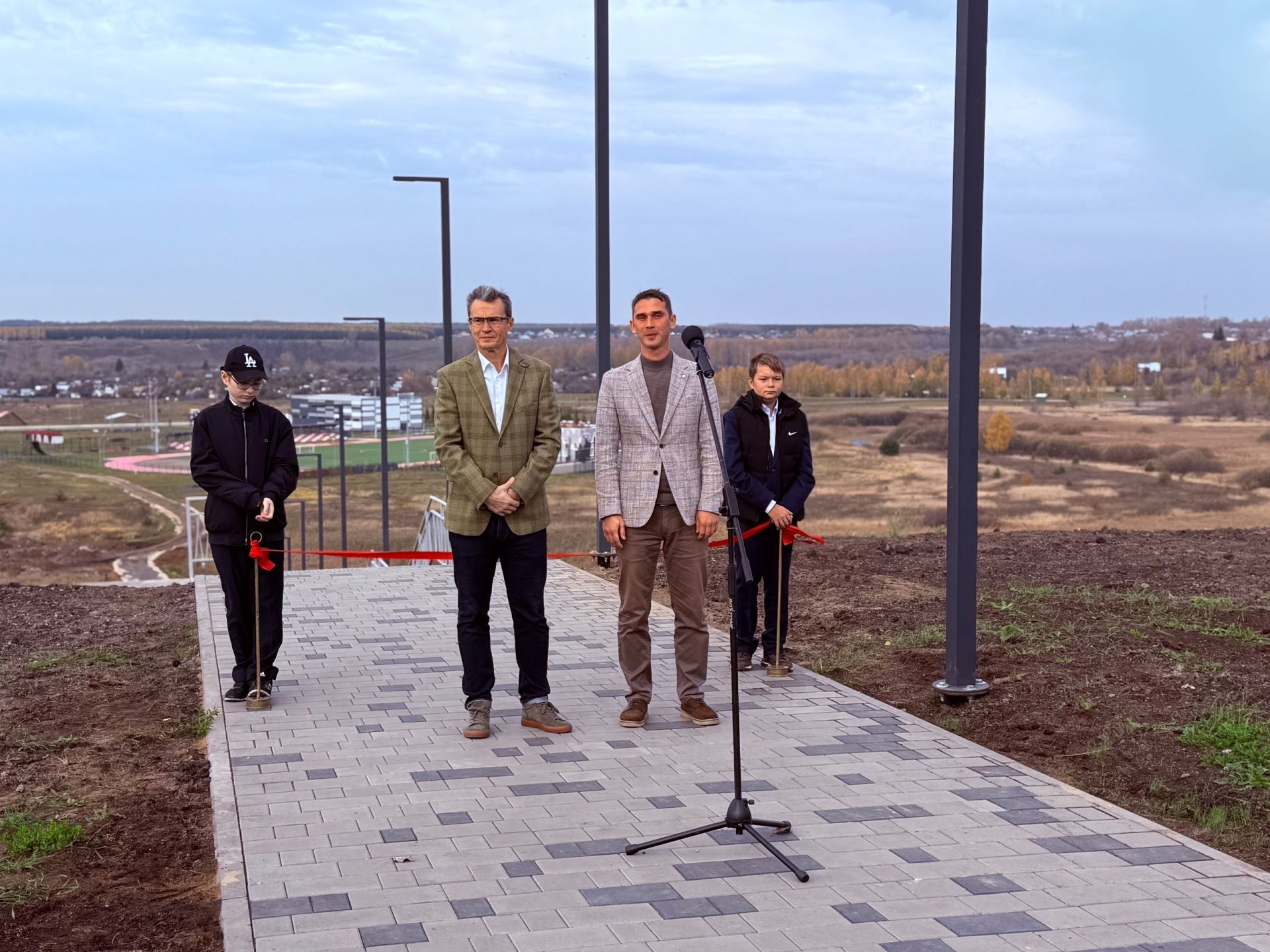 В Менделеевске открыли новый спуск к Центральному стадиону со смотровой площадкой