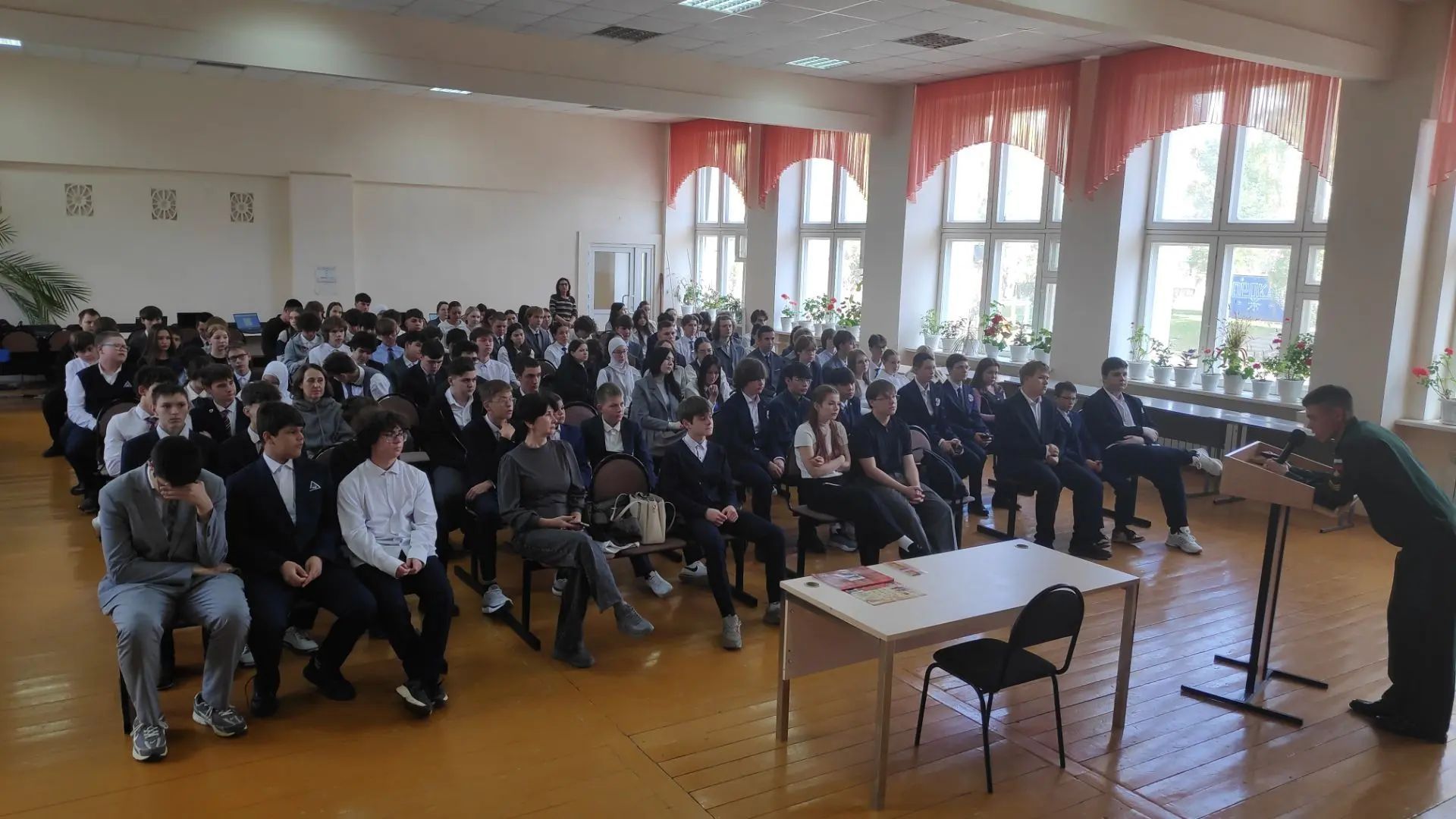 В школе №1 Менделеевска прошла встреча с курсантом танкового училища