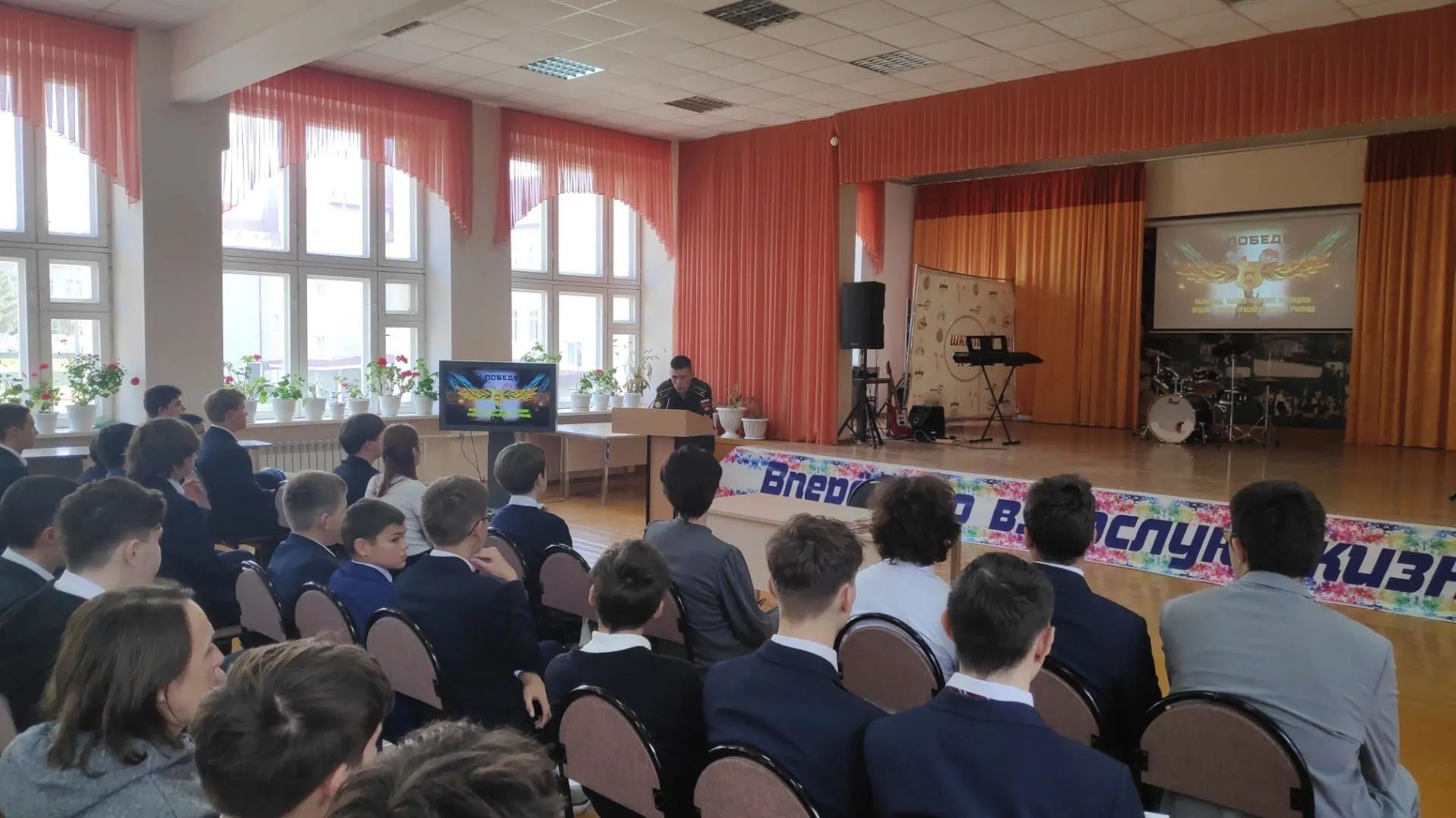 В школе №1 Менделеевска прошла встреча с курсантом танкового училища
