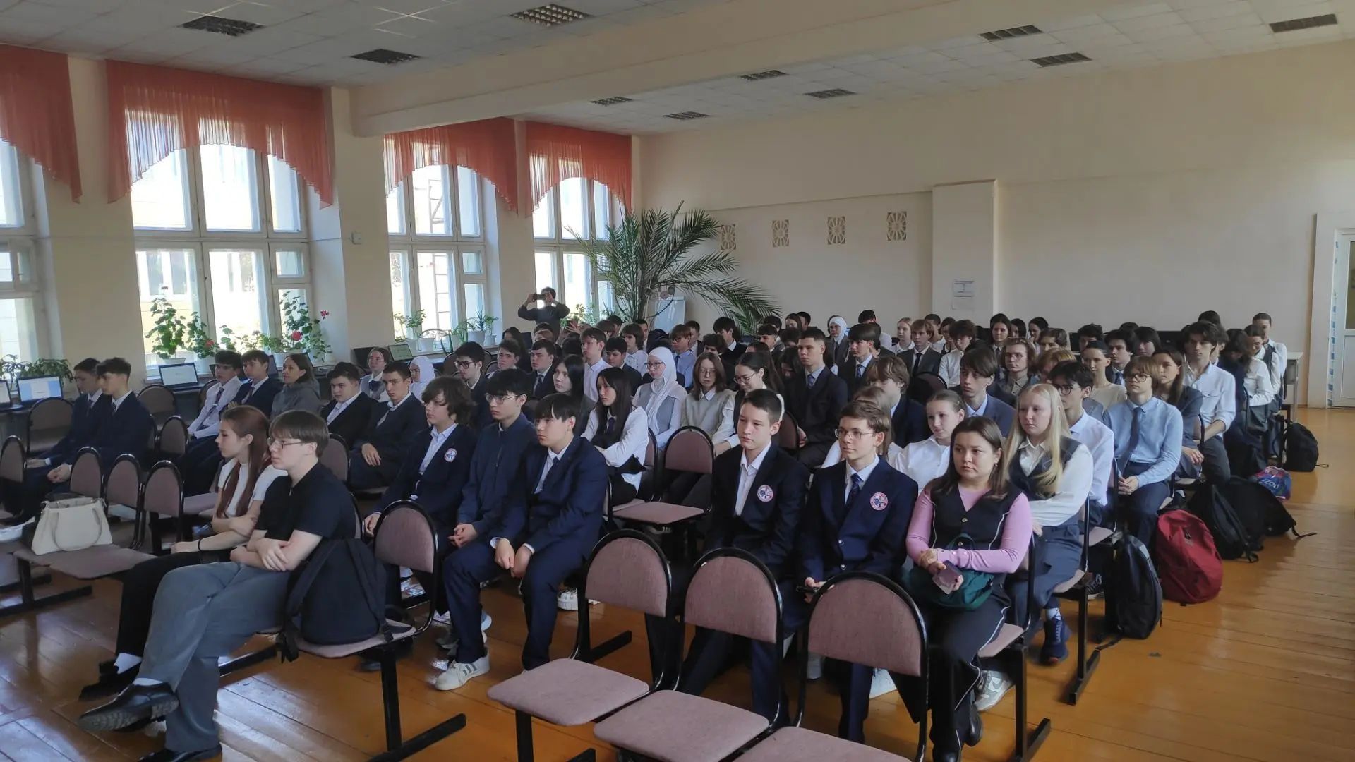 В школе №1 Менделеевска прошла встреча с курсантом танкового училища