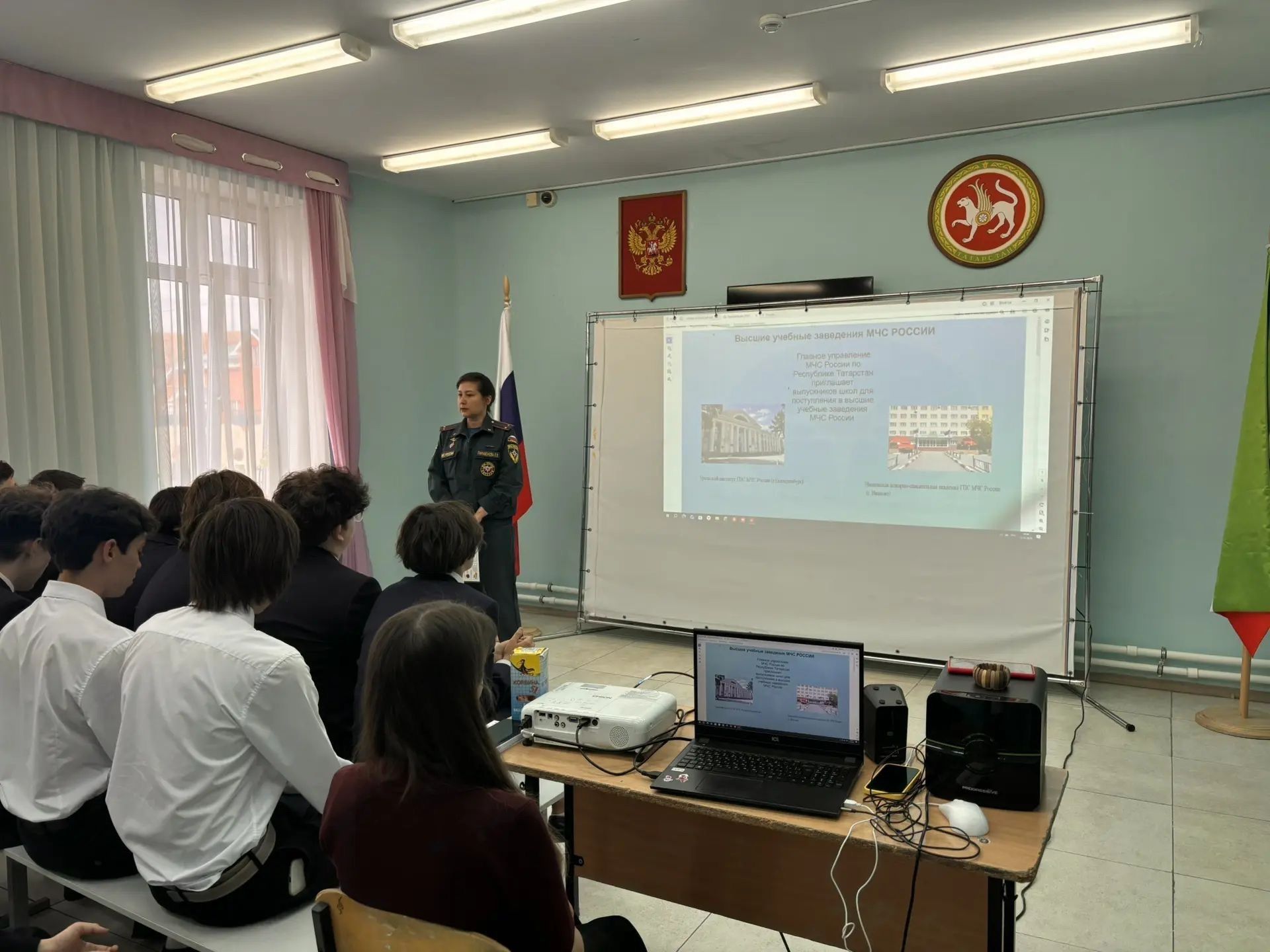 Спасатели рассказали гимназистам Менделеевска о своей профессии