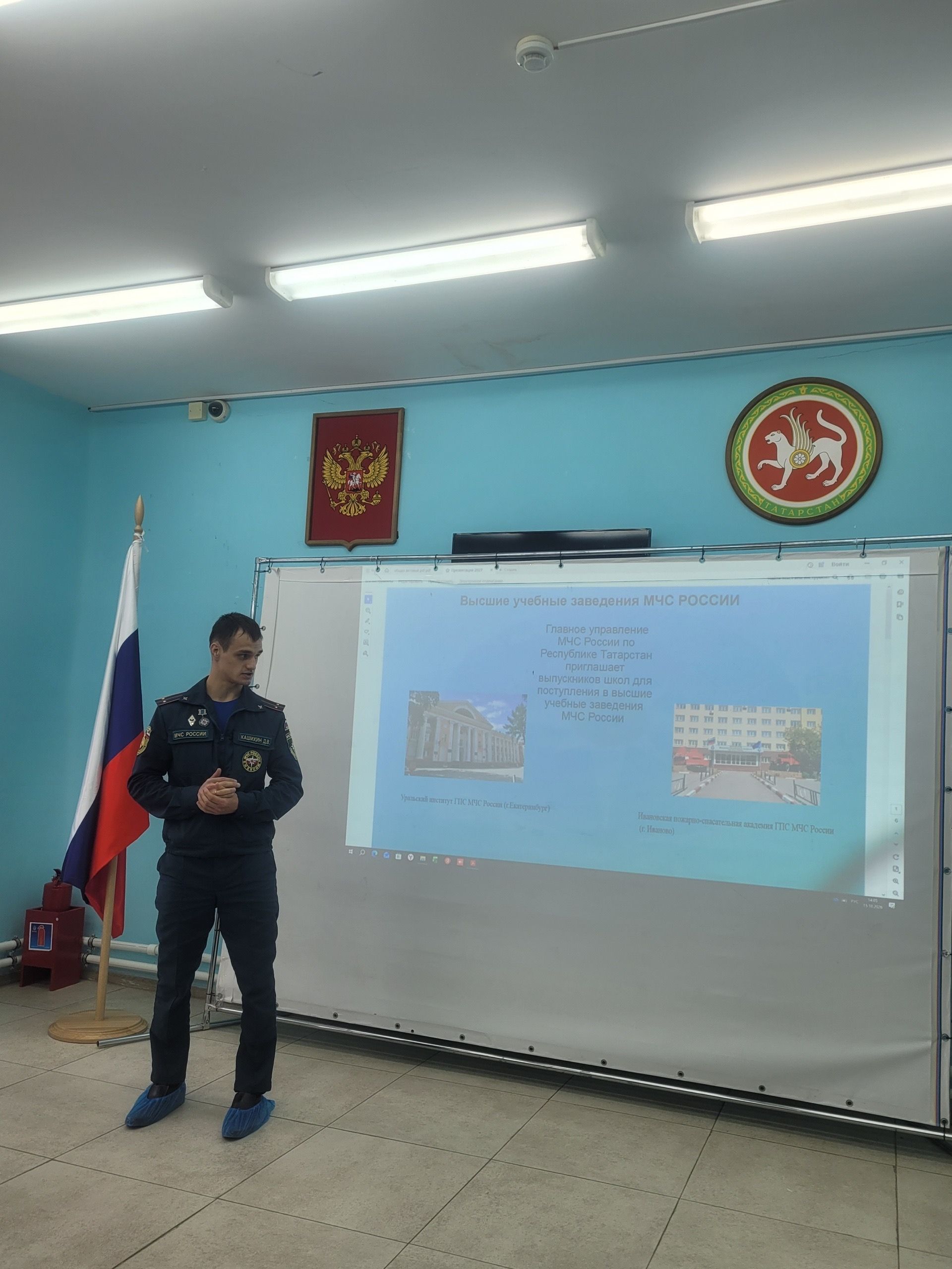 Спасатели рассказали гимназистам Менделеевска о своей профессии