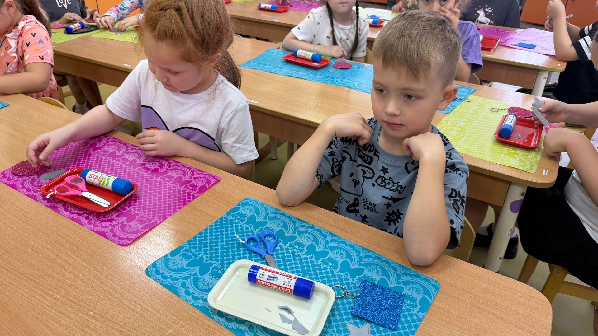 Юные инспекторы движения провели занятие по ПДД в детском саду «Сказка»