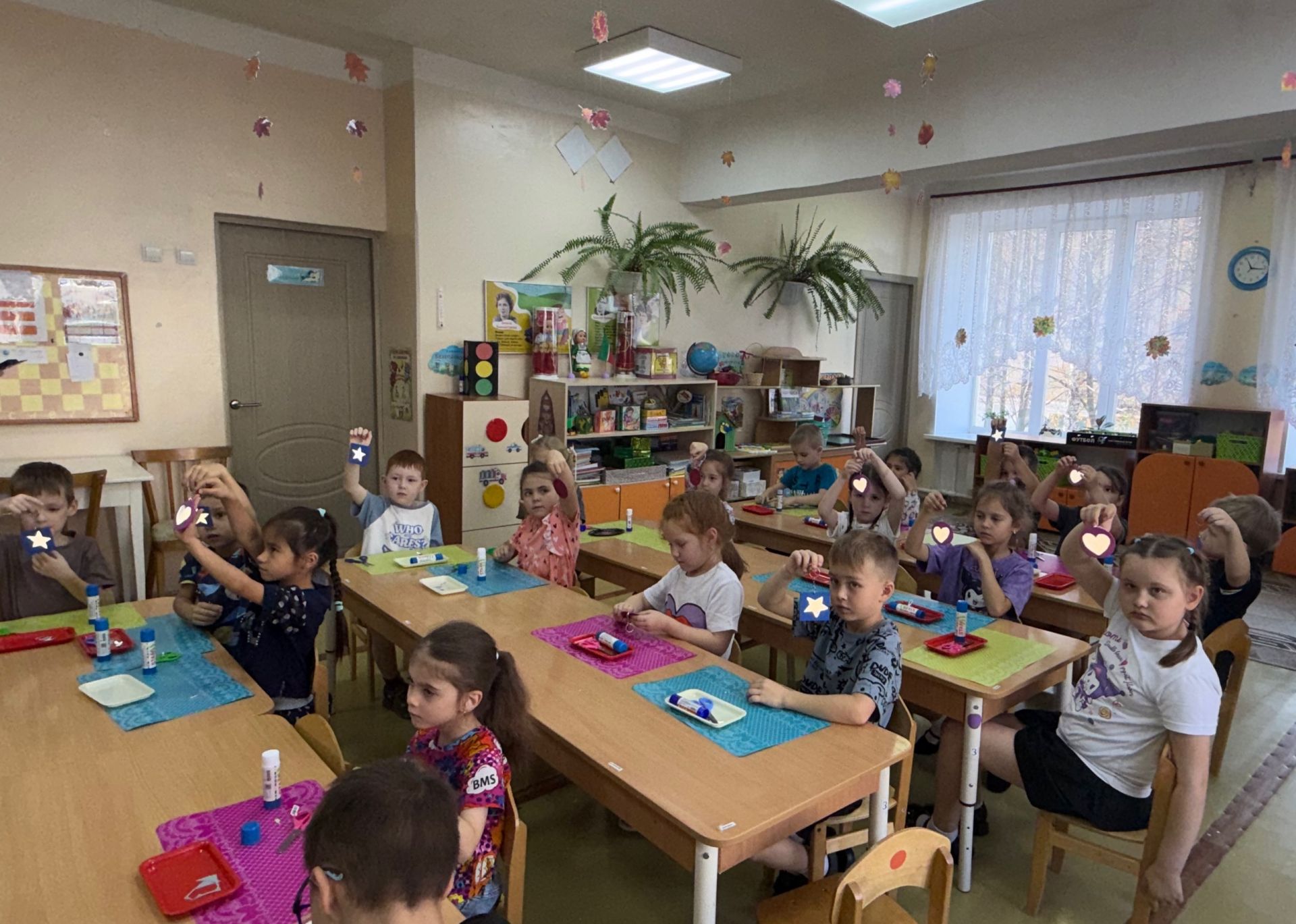 Юные инспекторы движения провели занятие по ПДД в детском саду «Сказка»