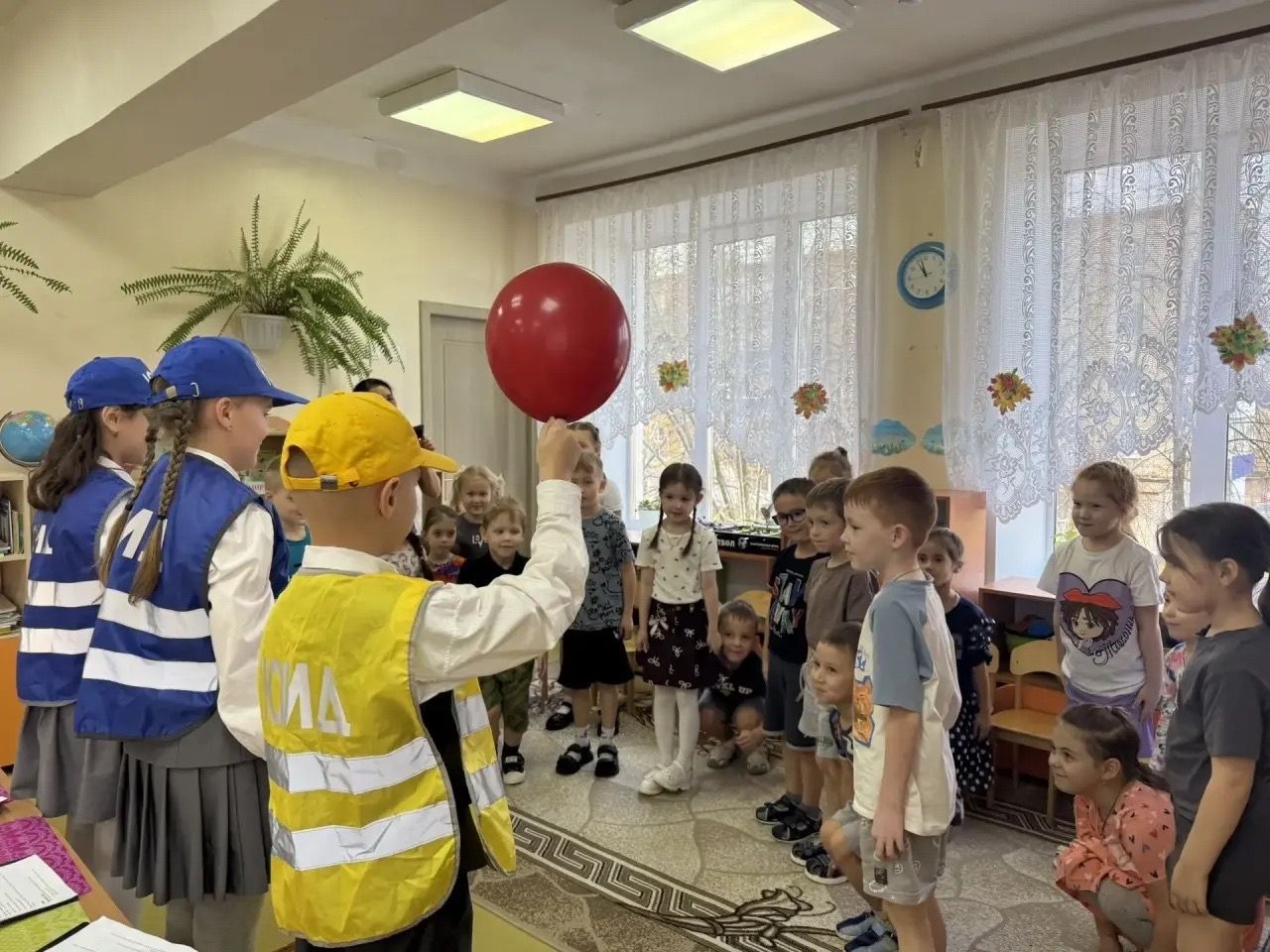 Юные инспекторы движения провели занятие по ПДД в детском саду «Сказка»