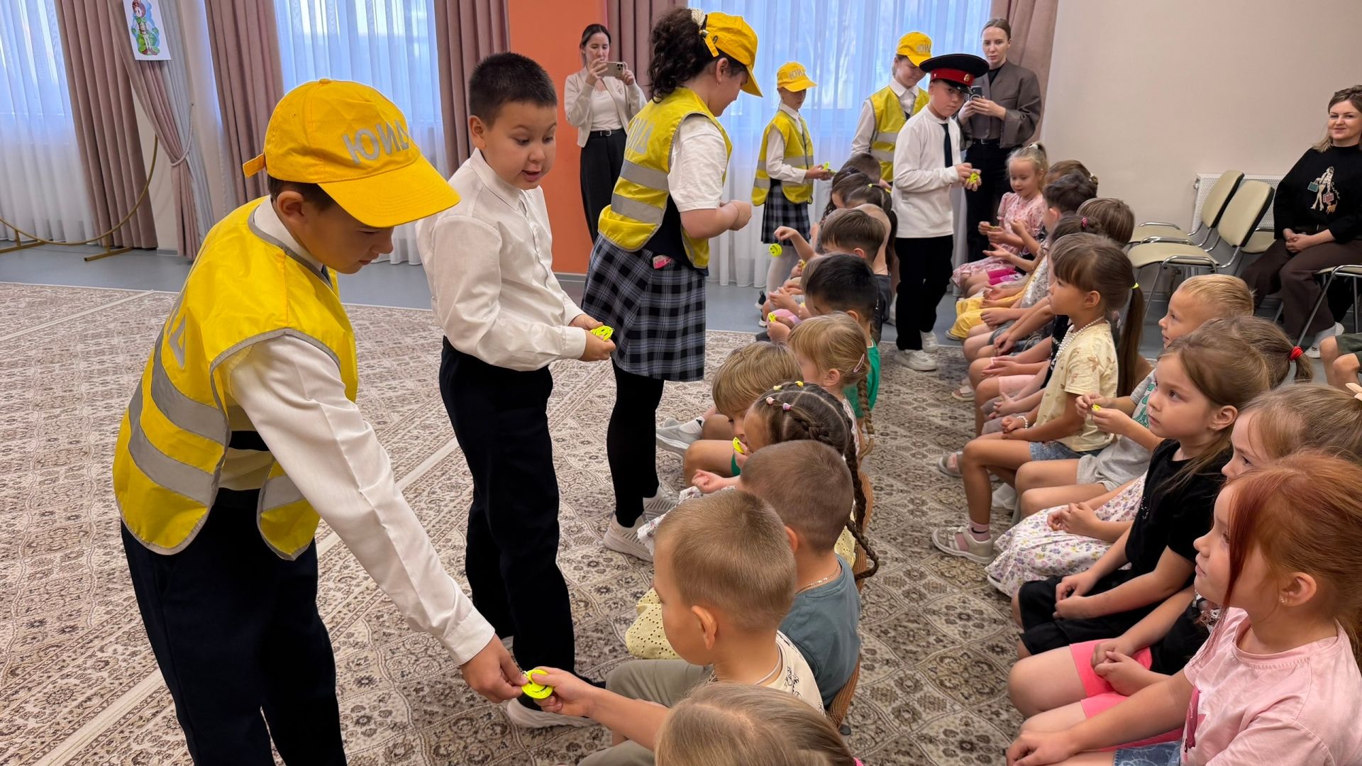 ЮИДовцы лицея №3 показали дошколятам спектакль о ПДД