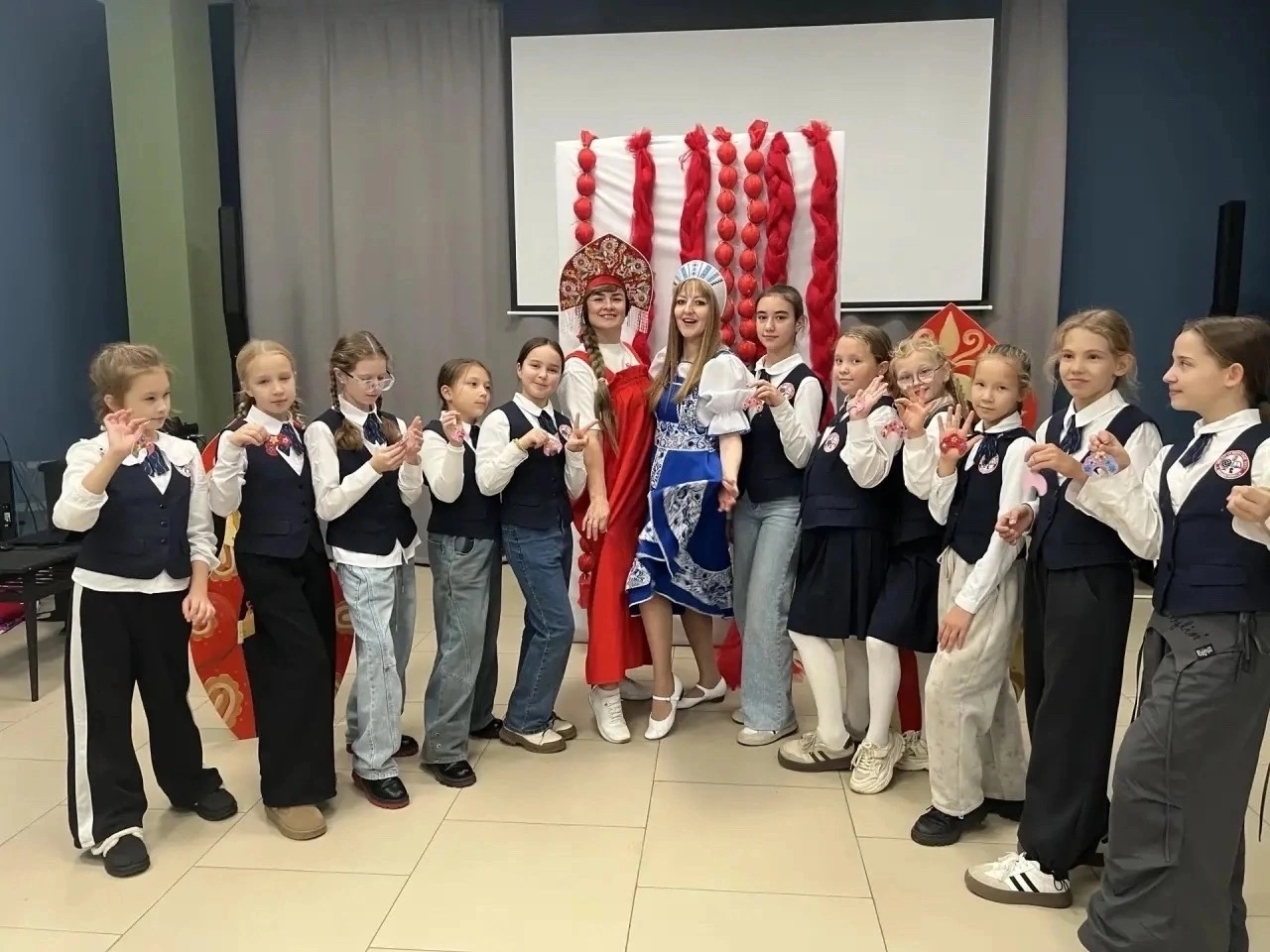 Менделеевские ребята посетили кружки и экскурсии в кинотеатре