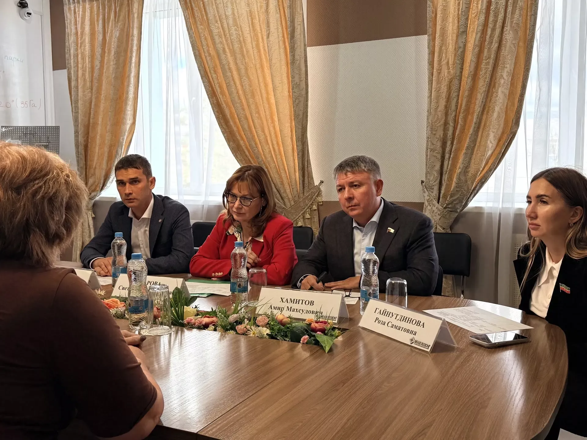 Светлана Захарова оценила работу учреждений Менделеевского района