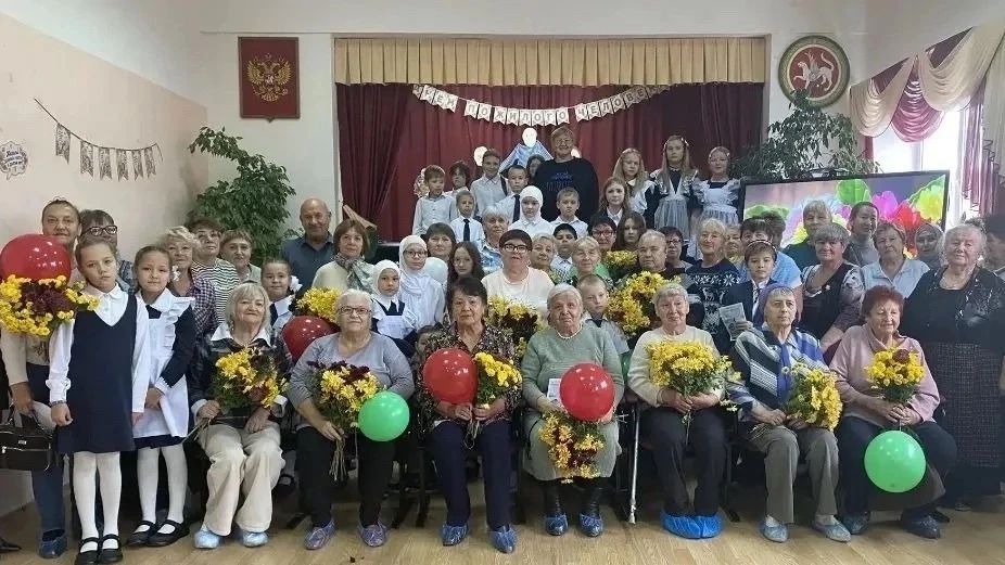В школе №2 Менделеевска чествовали людей серебряного возраста