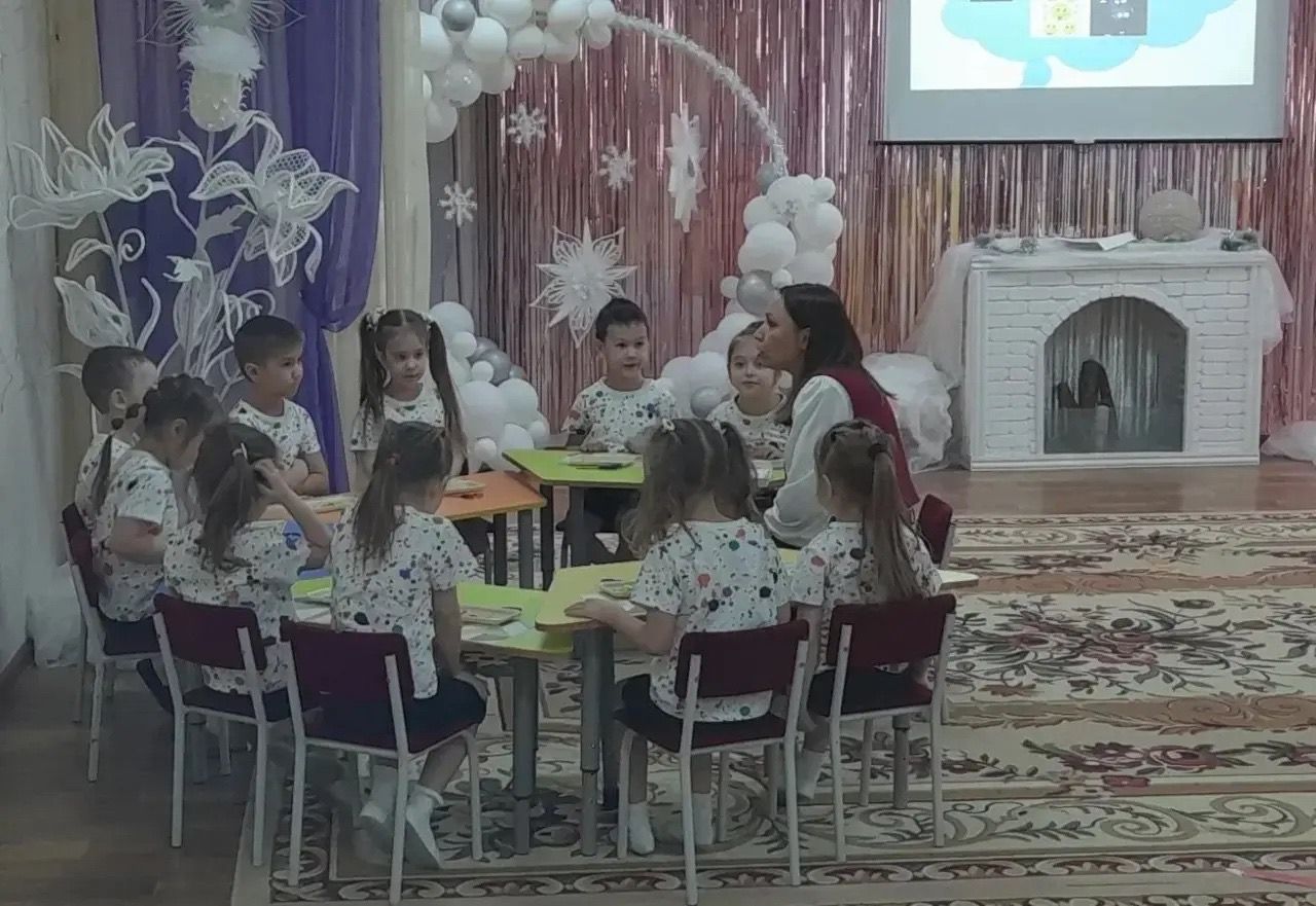 В детском саду «Планета детства» Менделеевска провели мероприятие «Сундучок с правилами безопасного поведения на дорогах»