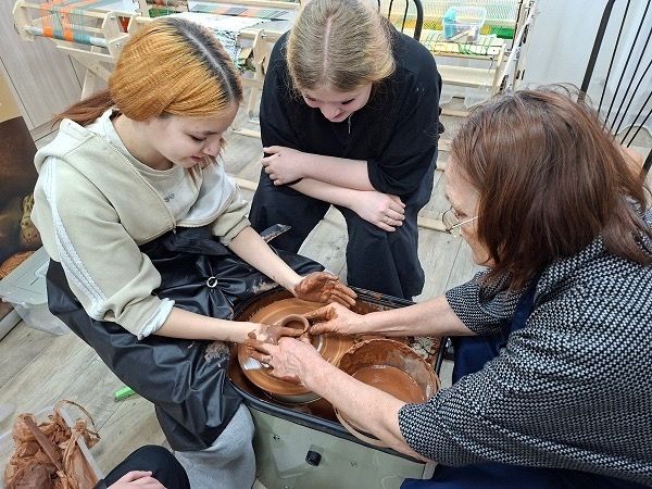 Гончарная терапия для детей: как «Камские зори» Менделеевска через глину лечат от гаджетов и учат терпению