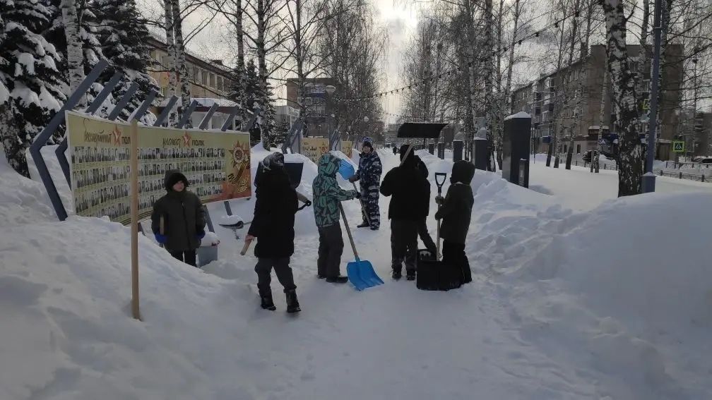 Школьники Менделеевска расчистили снег на Аллее Героев в рамках патриотической акции