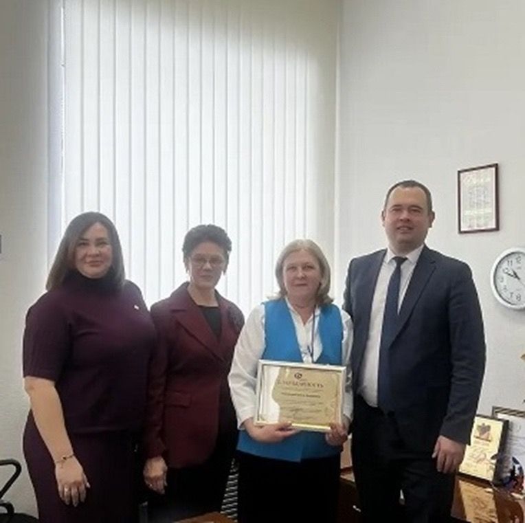 Сотрудницу Соцфонда в Менделеевске наградили за профессионализм