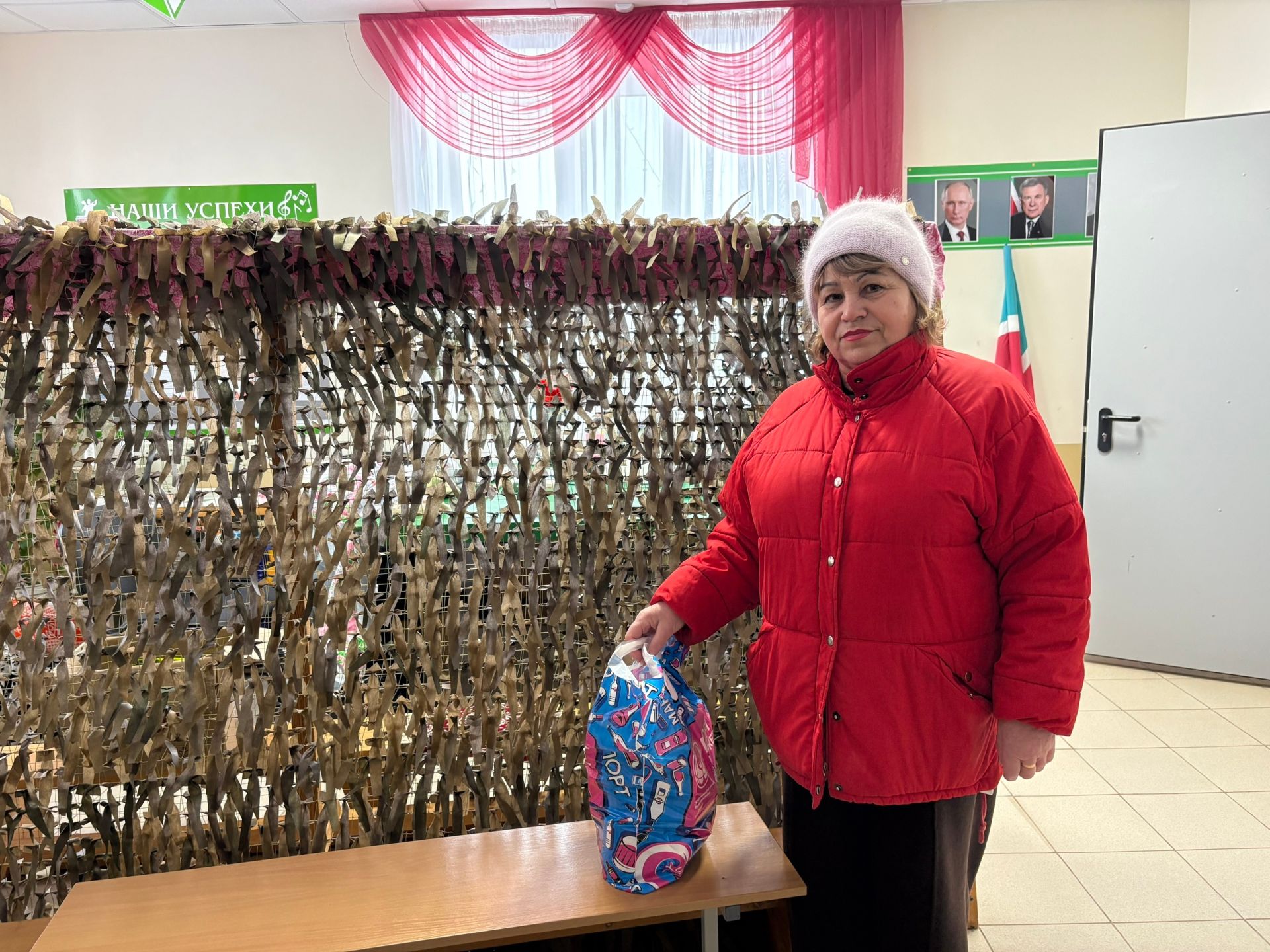 «Продолжаем помогать СВОим»: жители села Сетяково плетут сети и шьют одежду для бойцов