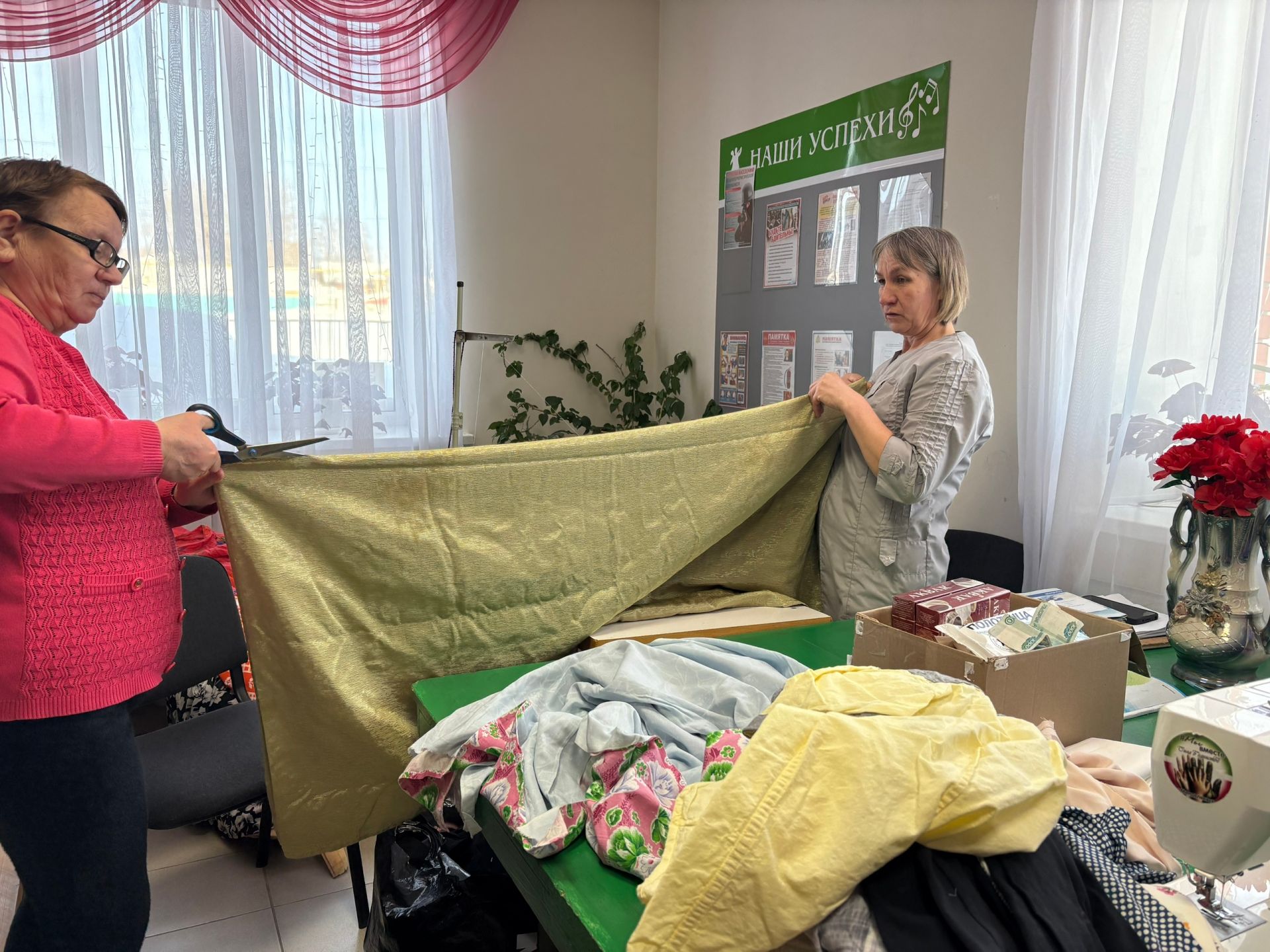 «Продолжаем помогать СВОим»: жители села Сетяково плетут сети и шьют одежду для бойцов