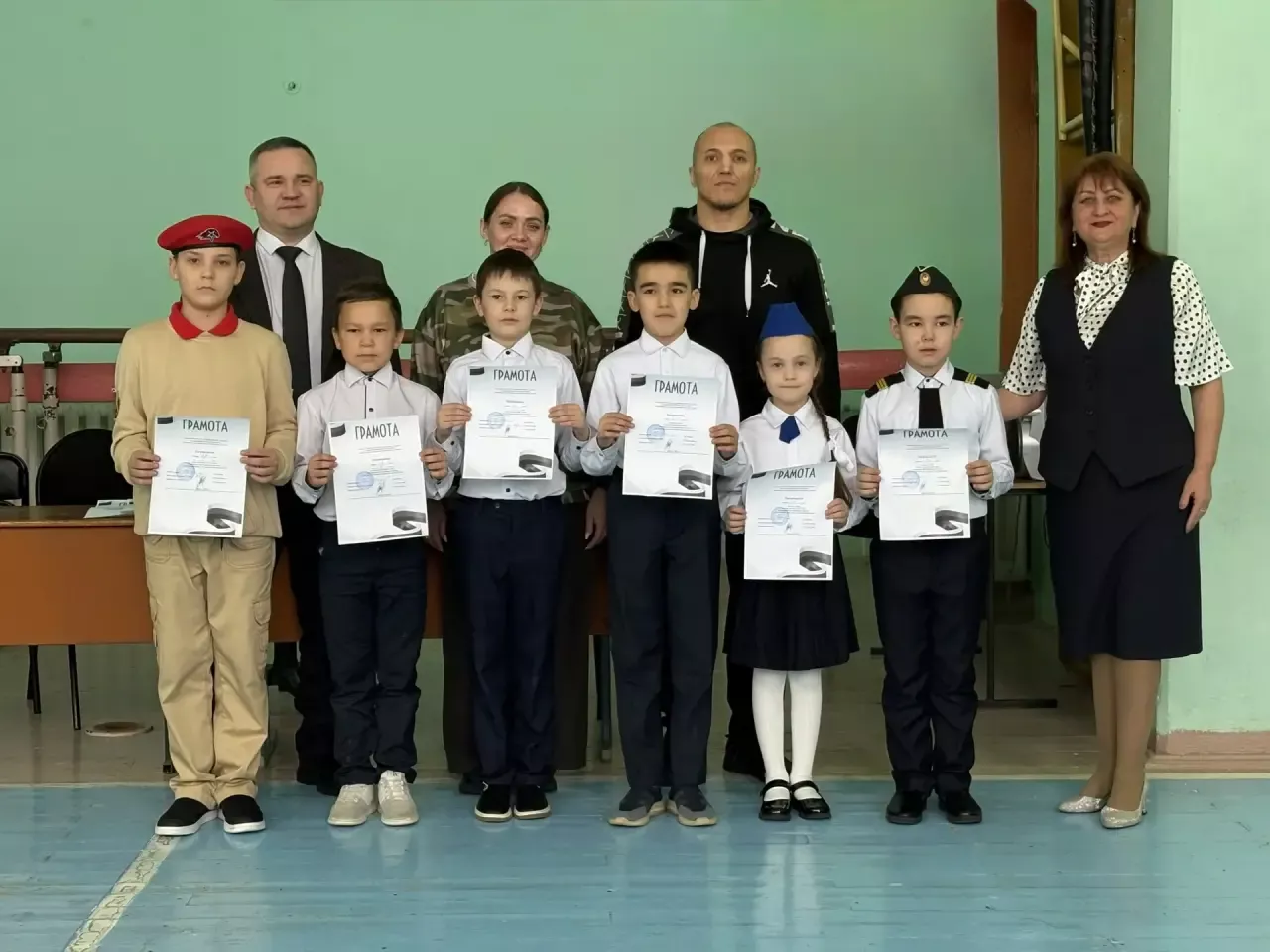 В школе №4 прошел конкурс строя и песни: юные патриоты показали выправку и дисциплину