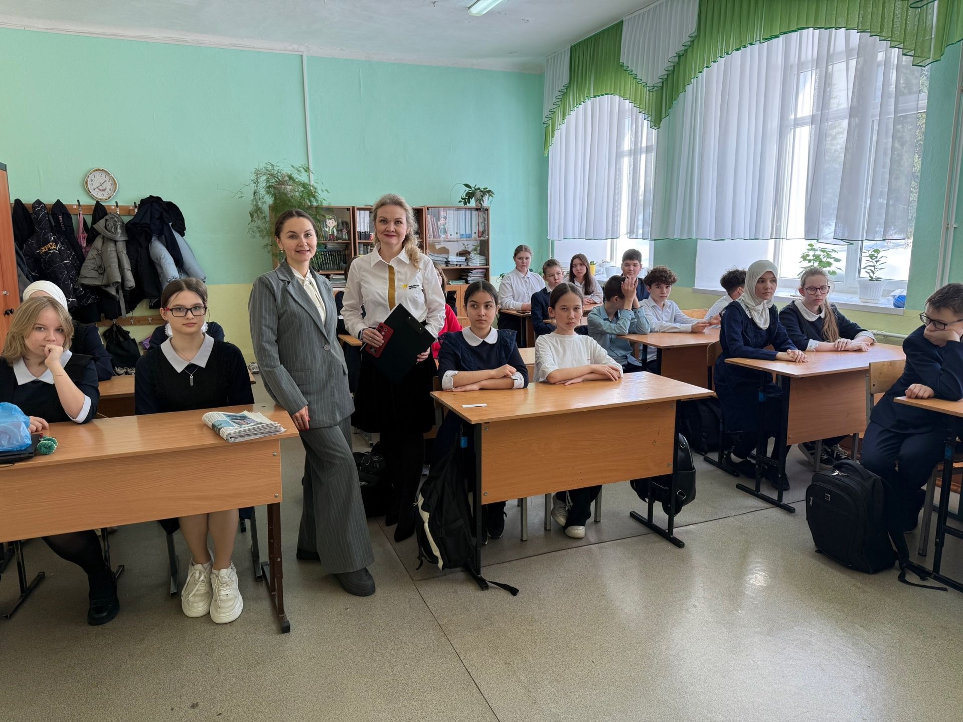В Менделеевских школах стартовал цикл парламентских уроков