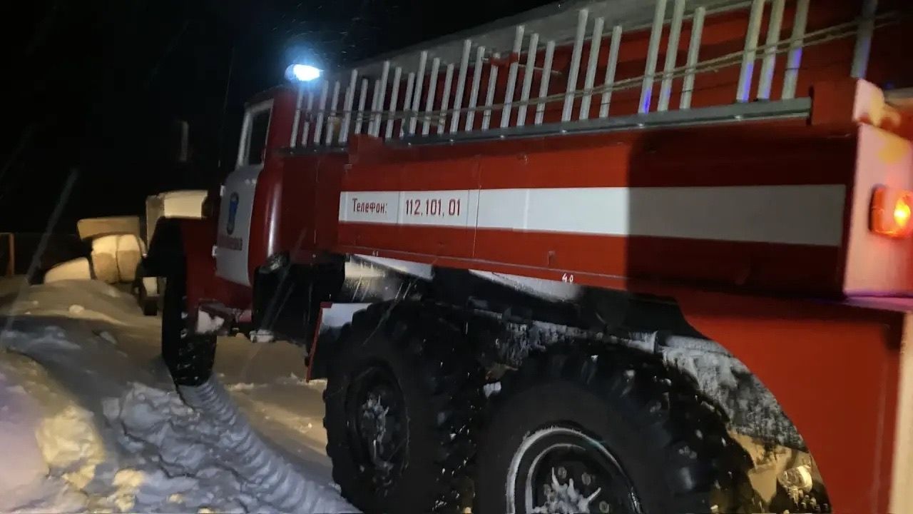 В Менделеевском районе горели баня, хозпостройки и сарай