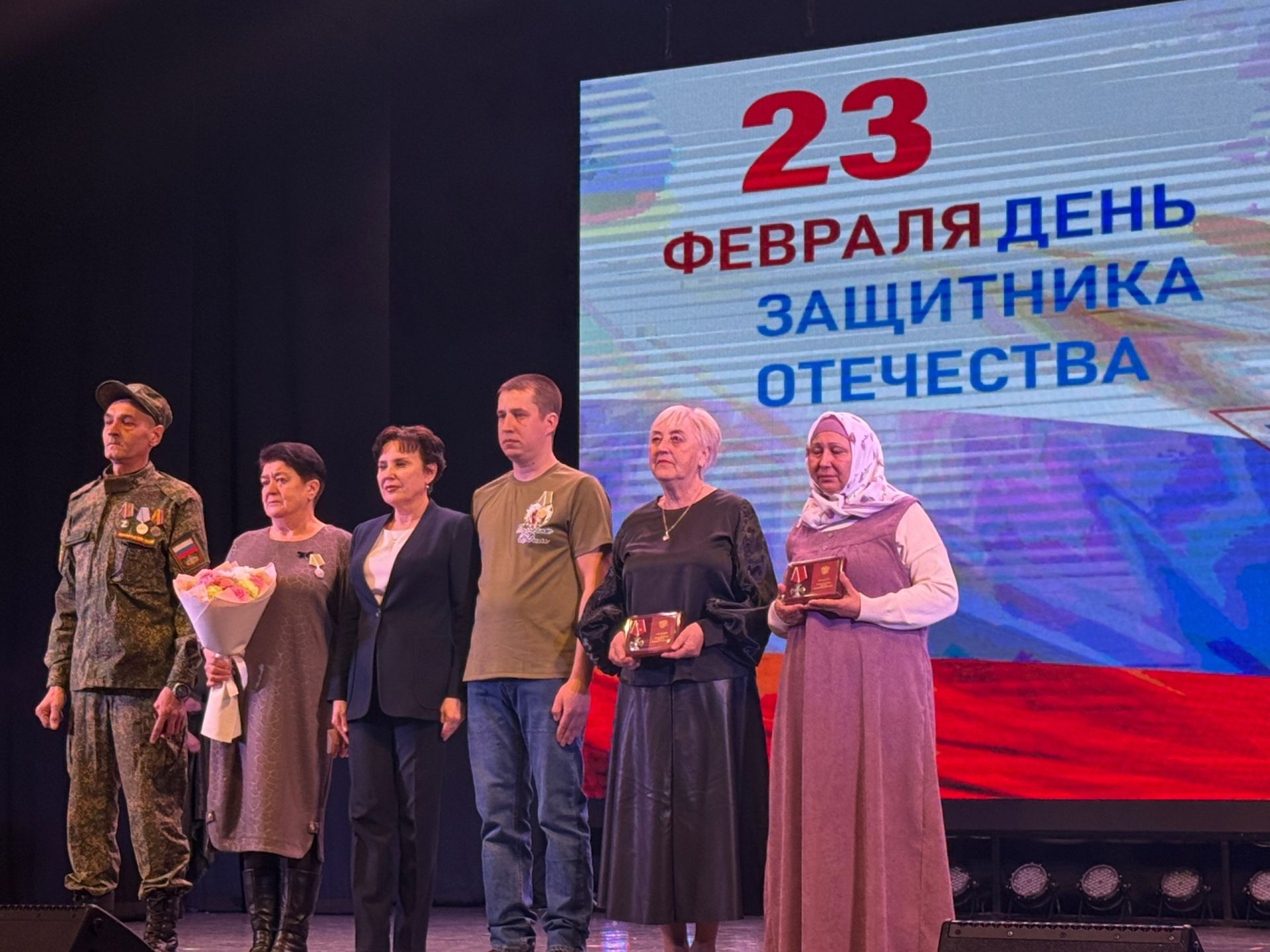 В Менделеевске концертом «Фронт и тыл» открыли Год воинской и трудовой доблести и вручили ордена Мужества семьям погибших героев