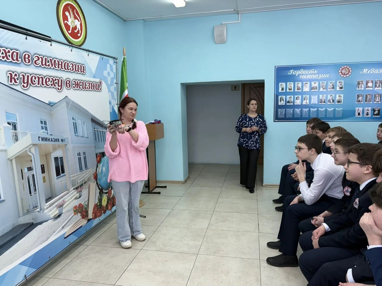 Живой голос из зоны СВО: как встреча с волонтёром Татьяной Жуйковой тронула сердца учеников гимназии