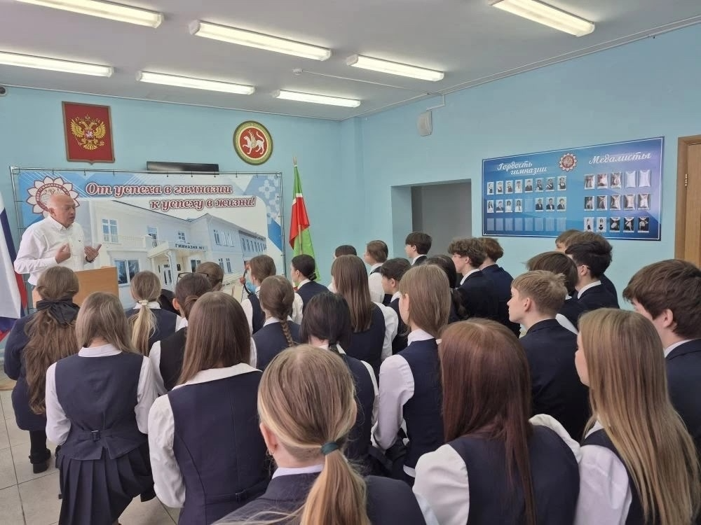 В гимназии №1 Менделеевска проведён Парламентский урок с участием депутата Марата Зарипова