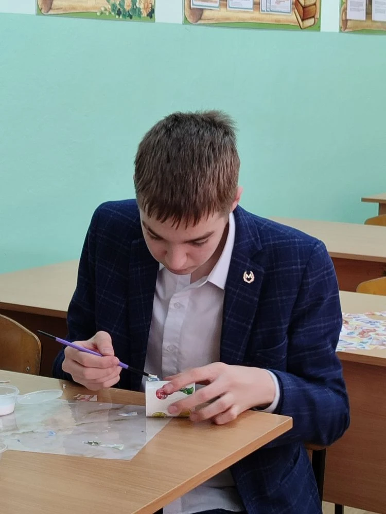 В школе №2 научный сотрудник краеведческого музея провел мастер-класс по декупажу