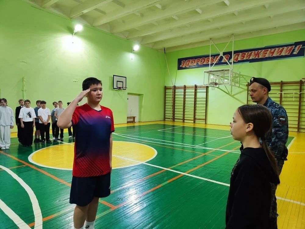 Урок мужества и строевой подготовки провели для менделеевских школьников