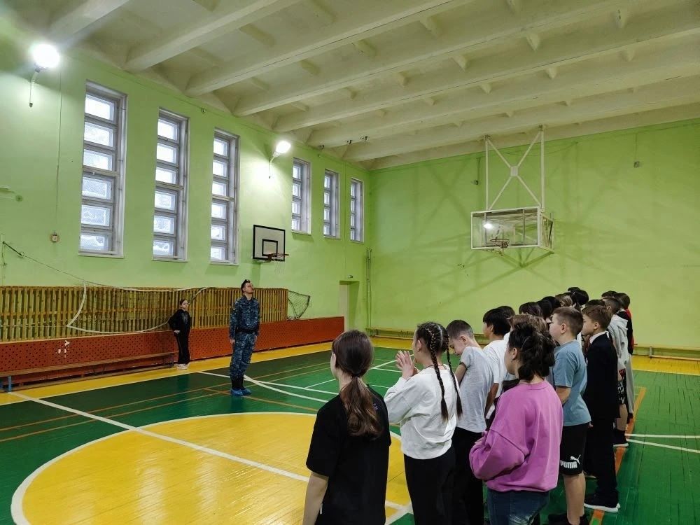 Урок мужества и строевой подготовки провели для менделеевских школьников